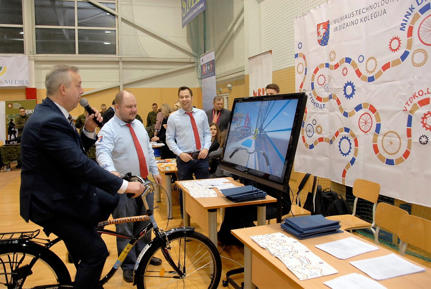 Didinamos studijoms skiriamos valstybės lėšos / Šalies universitetai ir kolegijos kasmet prisistato Ukmergės technologijų ir verslo mokykloje organizuojamame renginyje būsimiems studentams. Gedimino Nemunaičio nuotr.