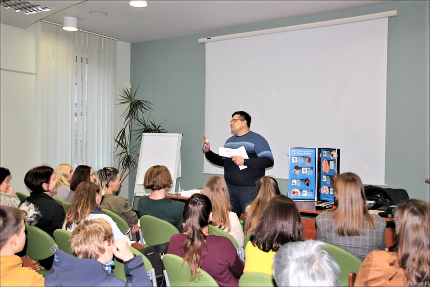 Diskutavo apie narkotikų žalą / Akvilės Butkutės nuotr. Paskaitas vedė D. Joneikis.