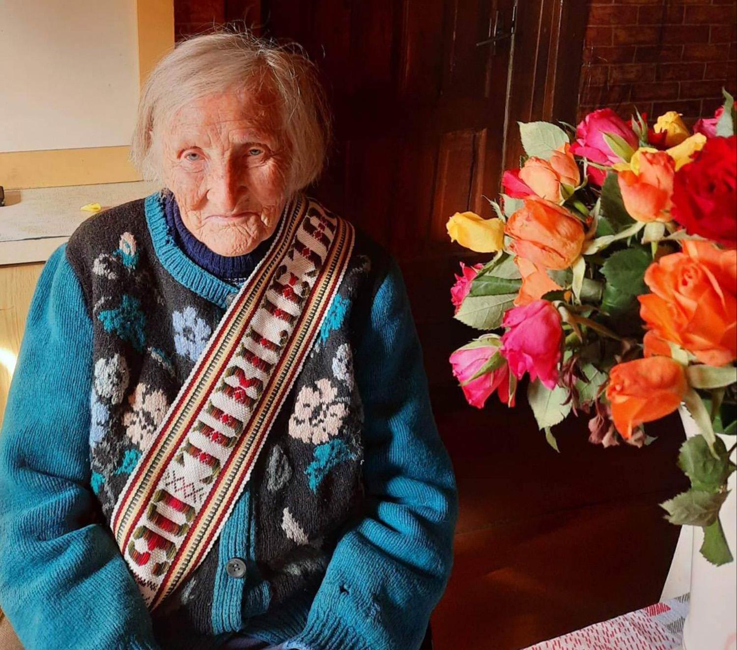 Dorai vaikus užauginusiai mamai – prezidento apdovanojimas / Dukros Rimos asmeninio archyvo nuotr. Švenčiant 90-ies metų jubiliejų.