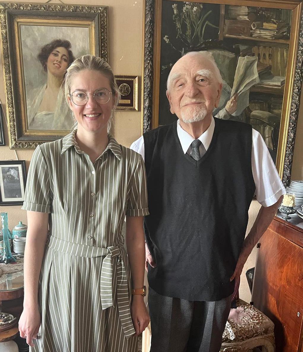 Dovana bibliotekai – kraštietės siųsti laiškai / Vitos Jasionytės-Dagienės nuotr. Ukmergės Vlado Šlaito viešosios bibliotekos direktorė dr. S. Astikienė su profesoriumi R. Baltrušiu jo namuose Kaune.