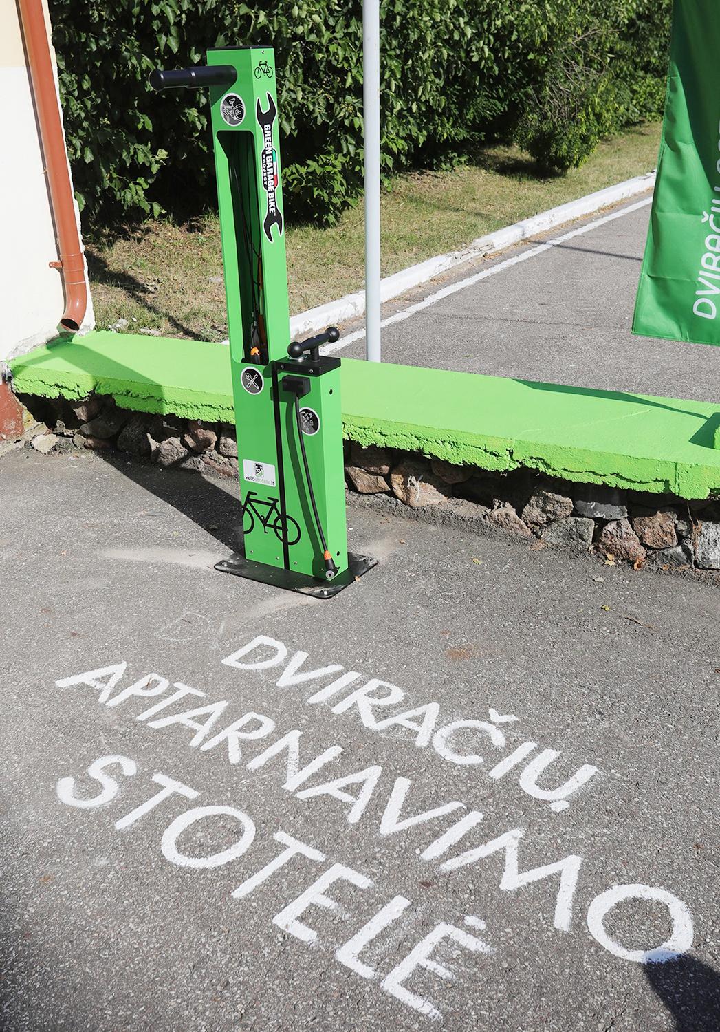 Dovanoja miestui viešą dviračių aptarnavimo stotelę /