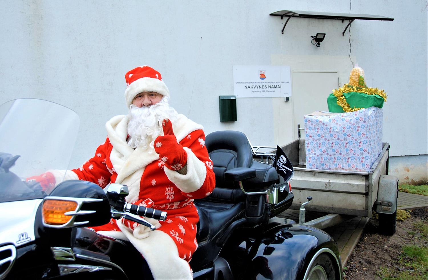 Dovanomis pradžiugino nakvynės namų gyventojus / „Blitzkrieg Ukmergė“ klubo nariai dovanas atvežė šventiškai pasipuošę.   Gedimino Nemunaičio nuotr.