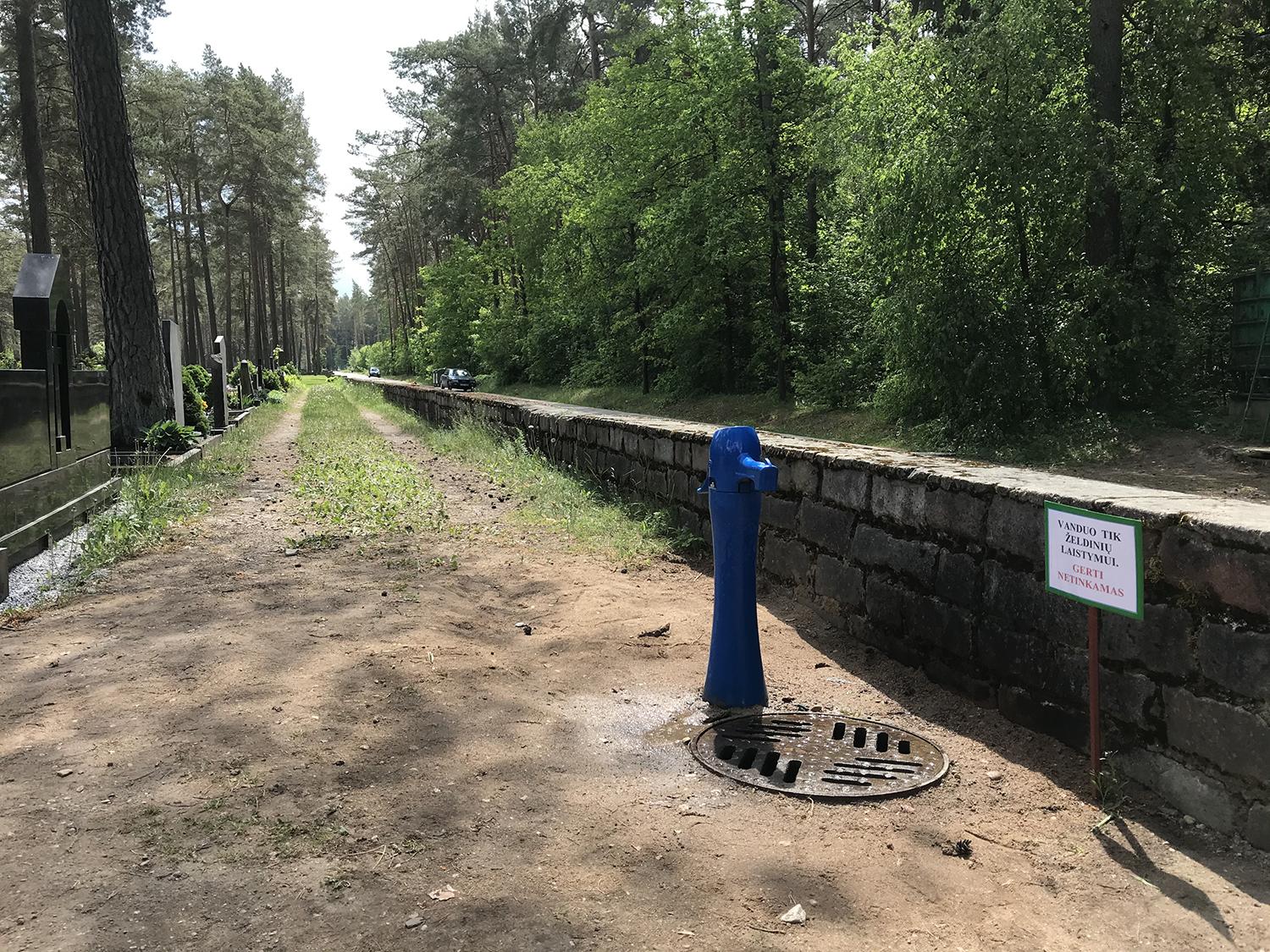 Dukstynos kapinėse įrengtas vandentiekis želdynų laistymui / Tose vietose