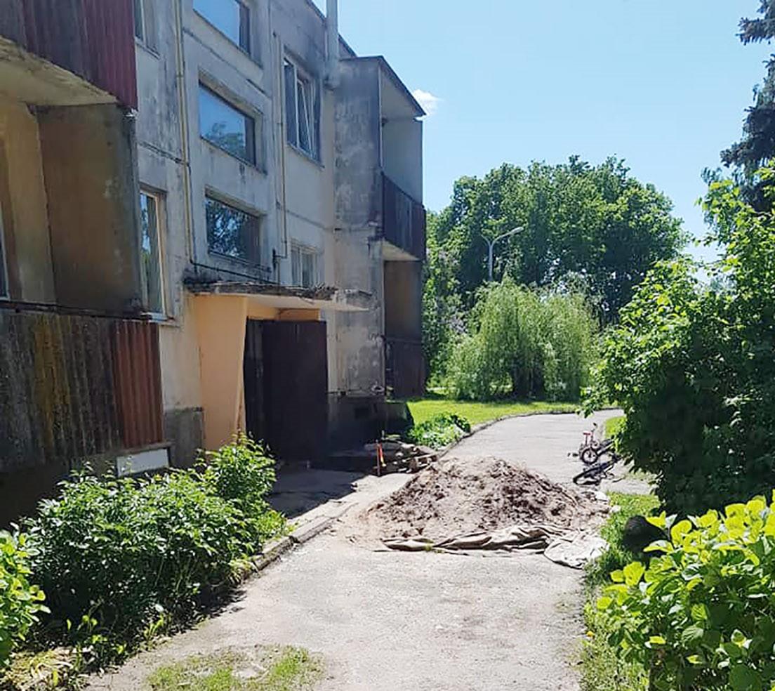 Duobes iškasė ir paliko /