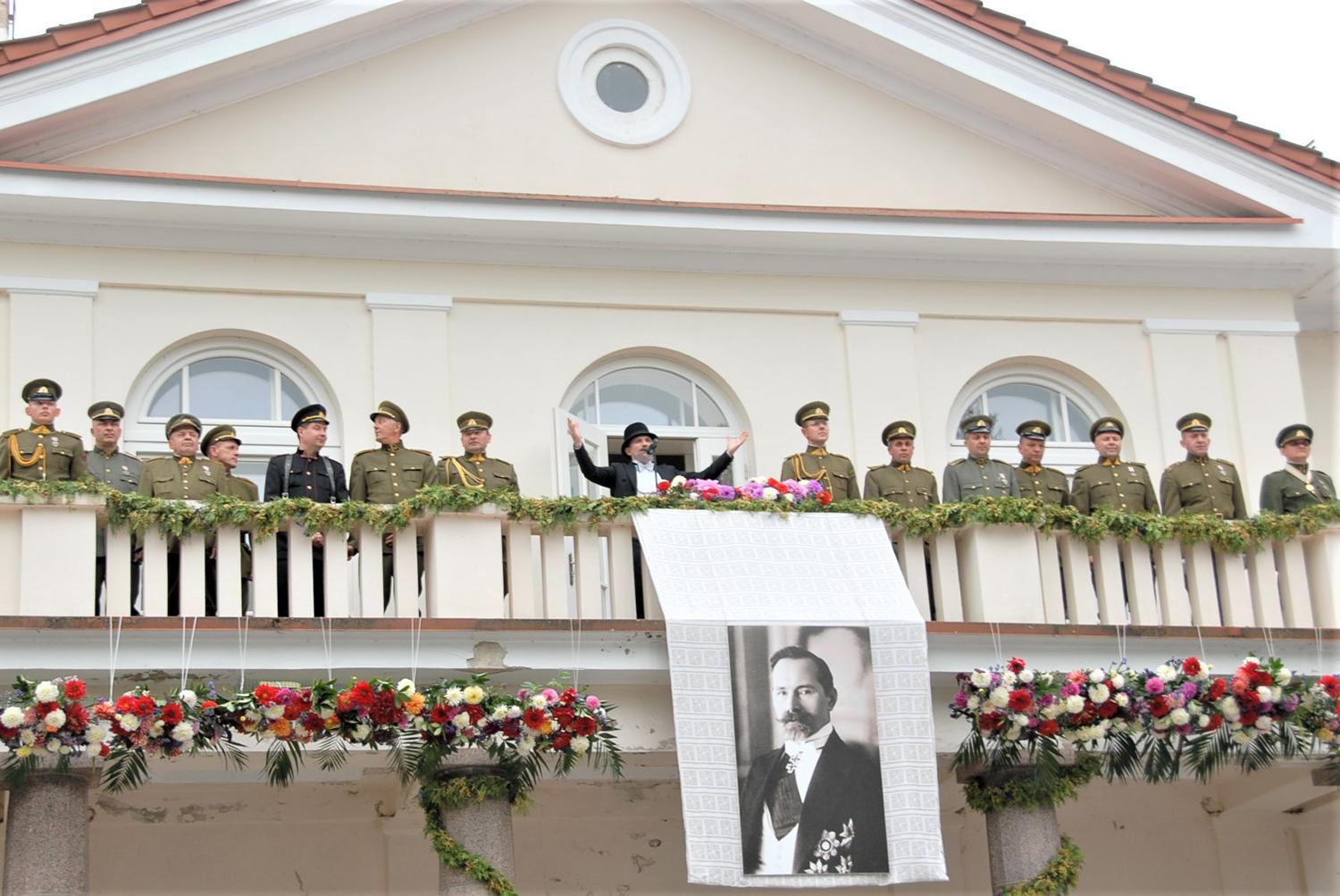 Dvaro avarinės būklės balkonus teko remontuoti / Gedimino Nemunaičio nuotr. Renovuotą dvarą jau tenka remontuoti – balkonų būklė buvo avarinė.