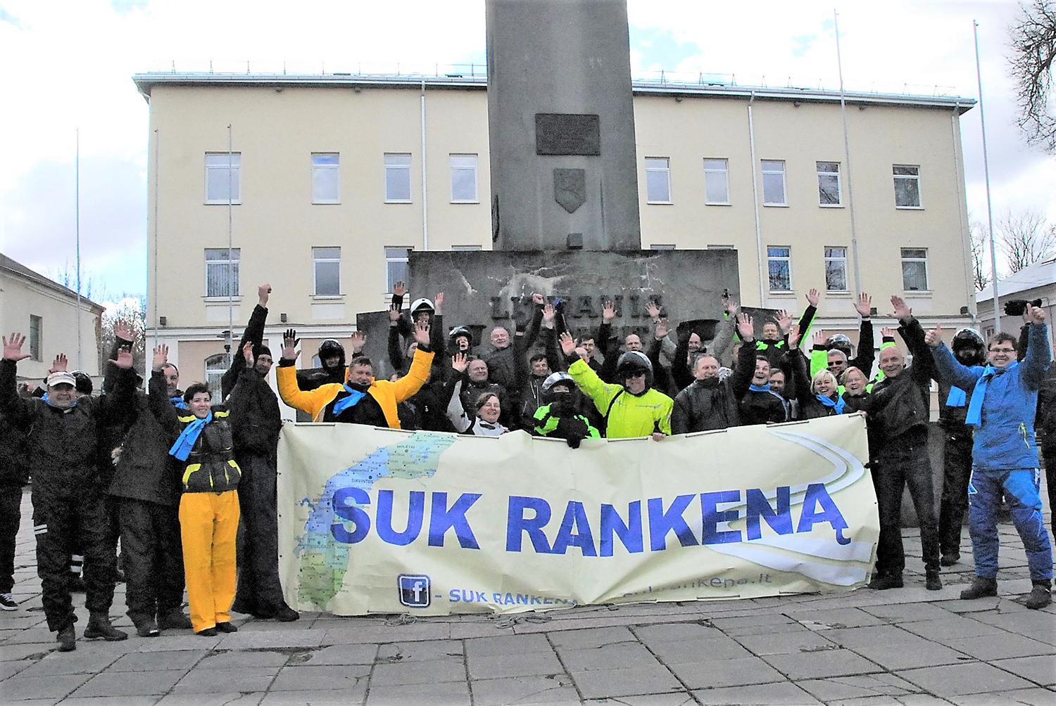 Dvasininkas atleistas iš klebono pareigų / Egidijaus Kazlausko (dešinėje) į žygius suburti baikeriai visada aplanko ir Ukmergę.   Gedimino Nemunaičio nuotr.