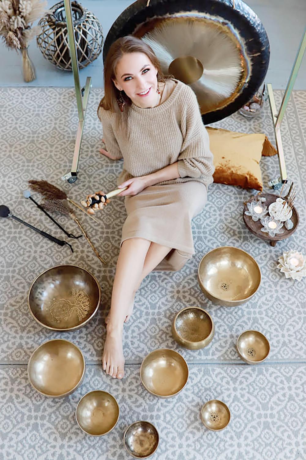 Dvasios gydymui – masažas garsu ir sielos šokiais / Inga Kaselienė praktikuoja skambančių Tibeto dubenų garso masažą.  Erikos Majauskienės nuotr.