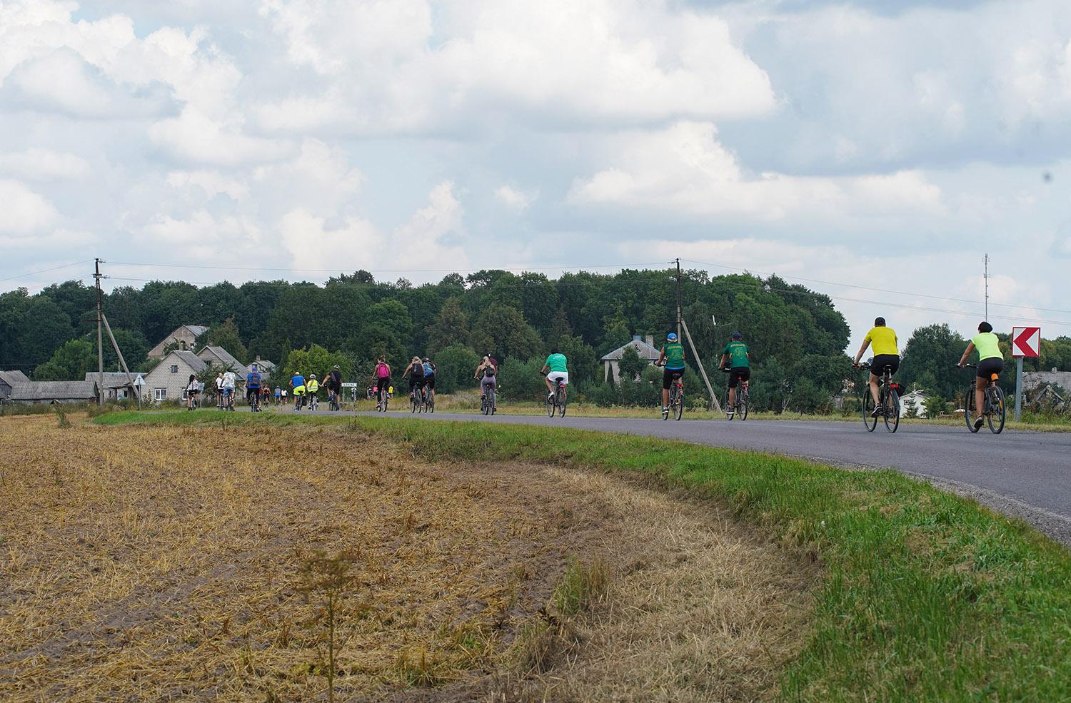 Dviračių žygyje pažinti dvarai / Dviratininkai įveikė 40 kilometrų.