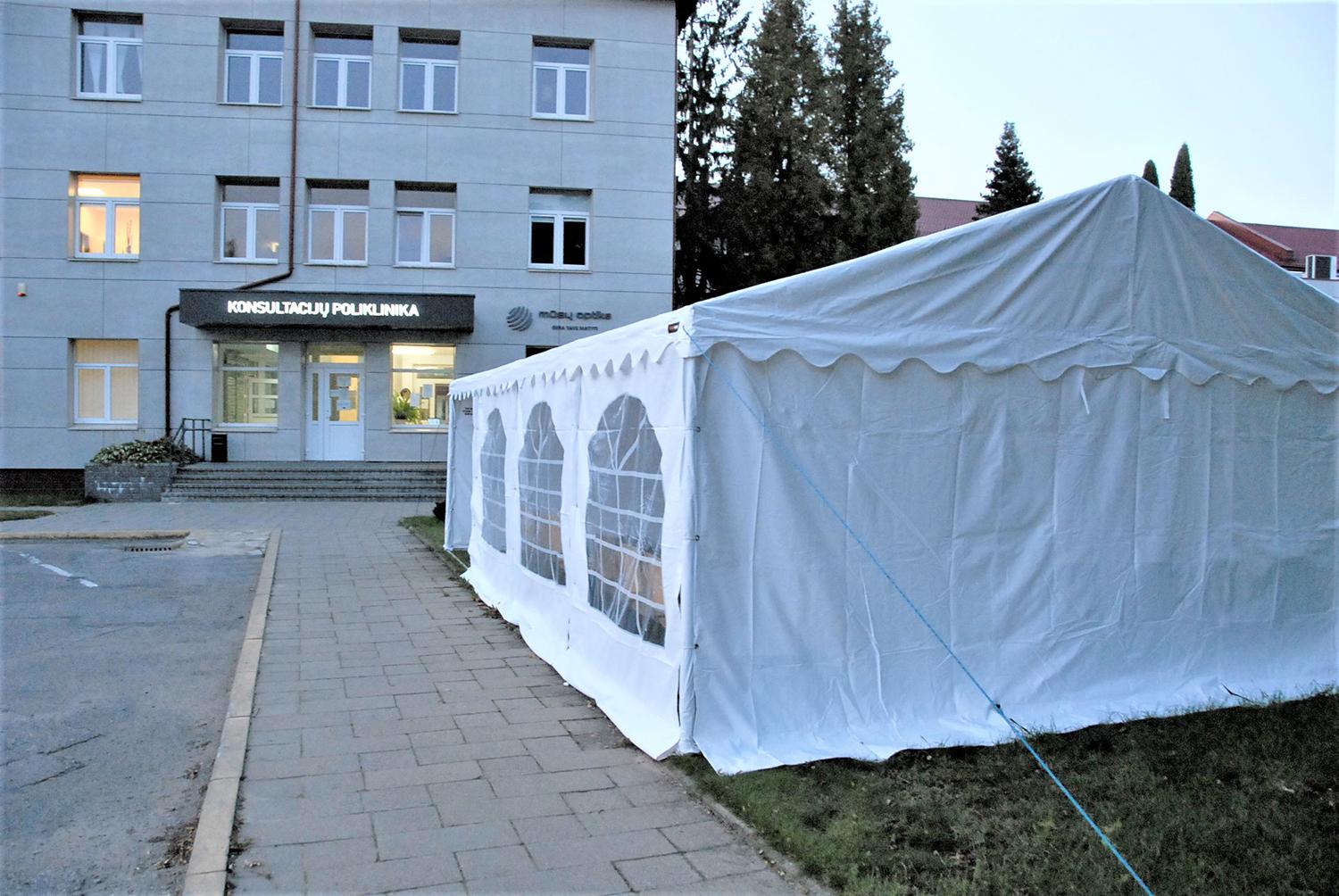 Eilėje pas medikus siūlo laukti palapinėje / Palapinėse planuojama pakloti grindis ir pastatyti šildytuvus.