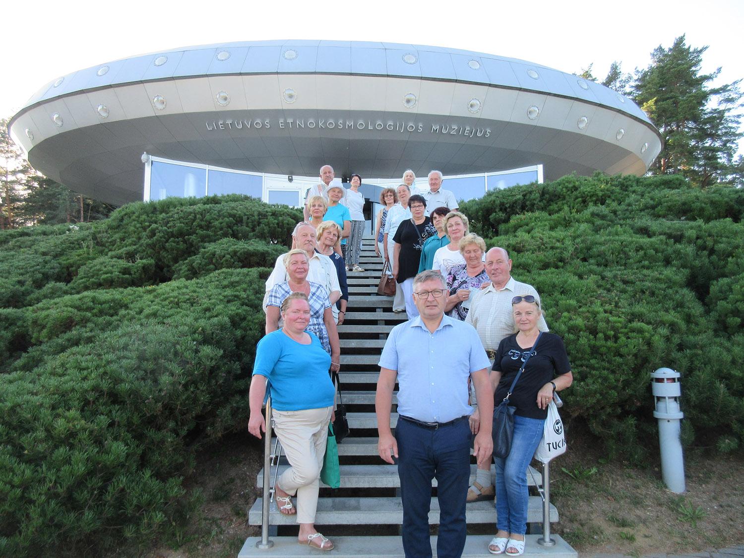 Ekskursijoje po etnokosmologijos muziejų / Ukmergiškiai Lietuvos etnokosmologijos muziejuje.