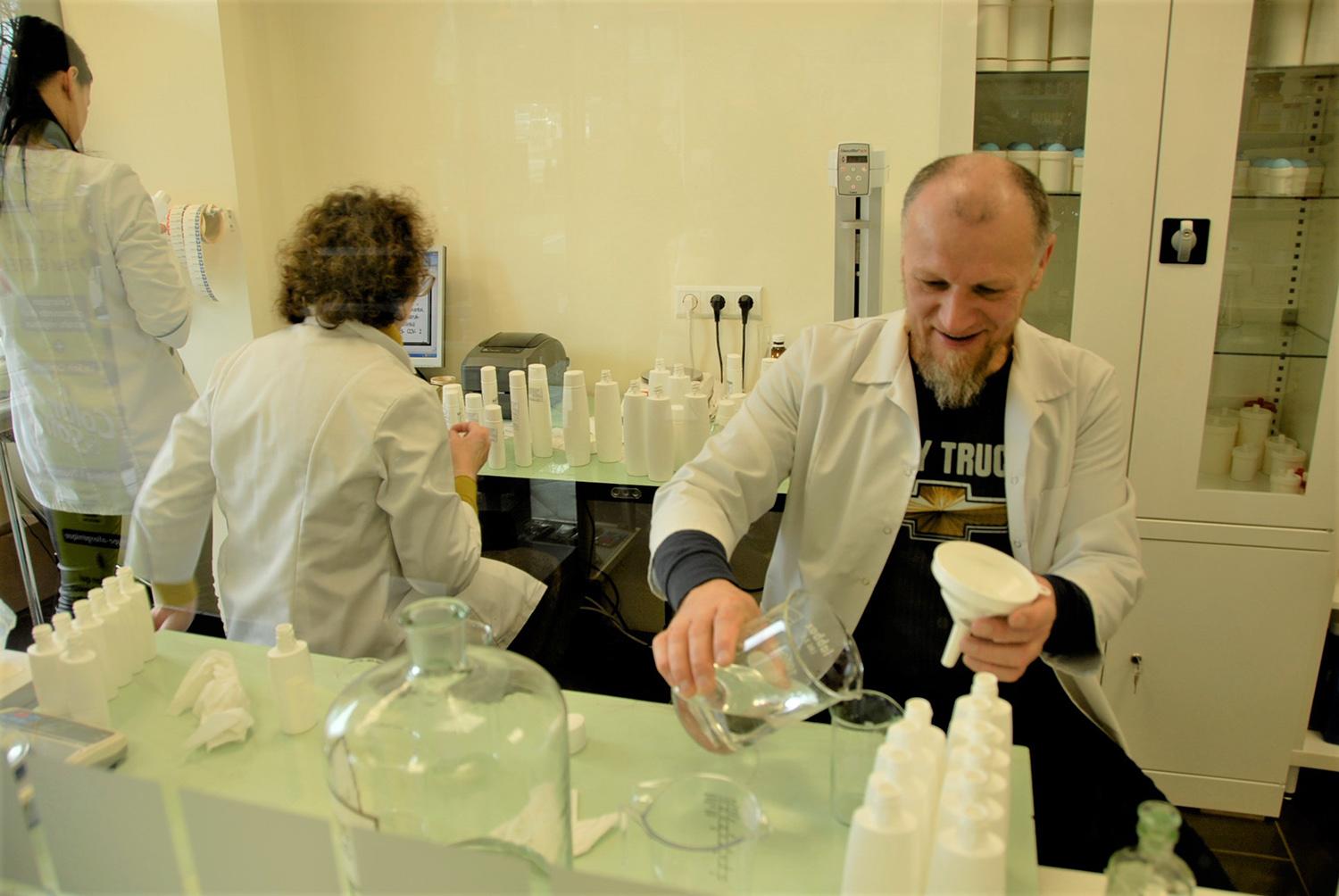 Ėmėsi gaminti dezinfekcinį skystį / Gedimino Nemunaičio nuotr. Ukmergei skysčio tikrai netrūks.