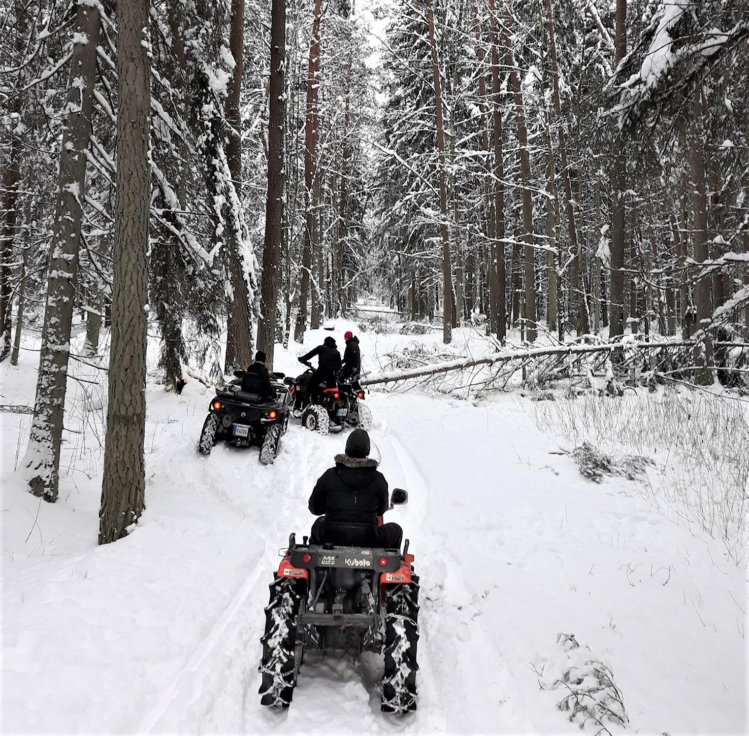 Ėmėsi iniciatyvos ir „išvadavo“ taką / Ukmergės rajono savivaldybės feisbuko nuotr.