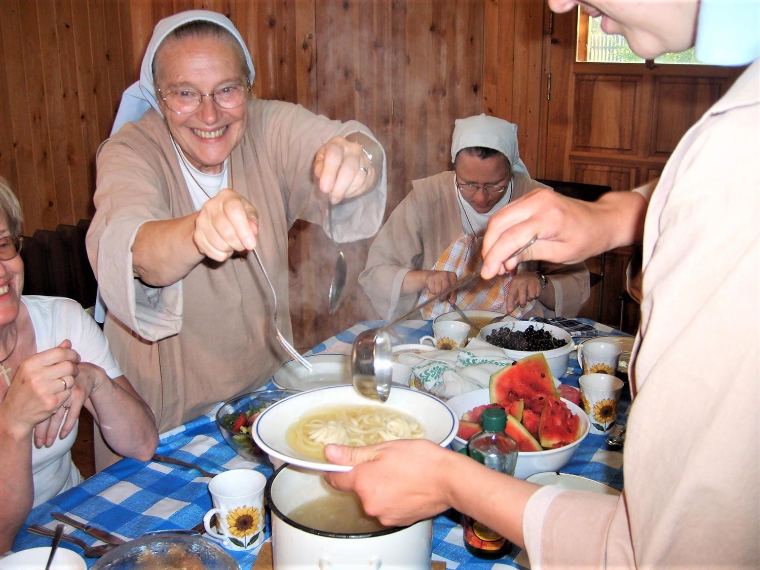„Esame priversti sugrįžti į savo vidų...“ / Prie vaišių stalo.