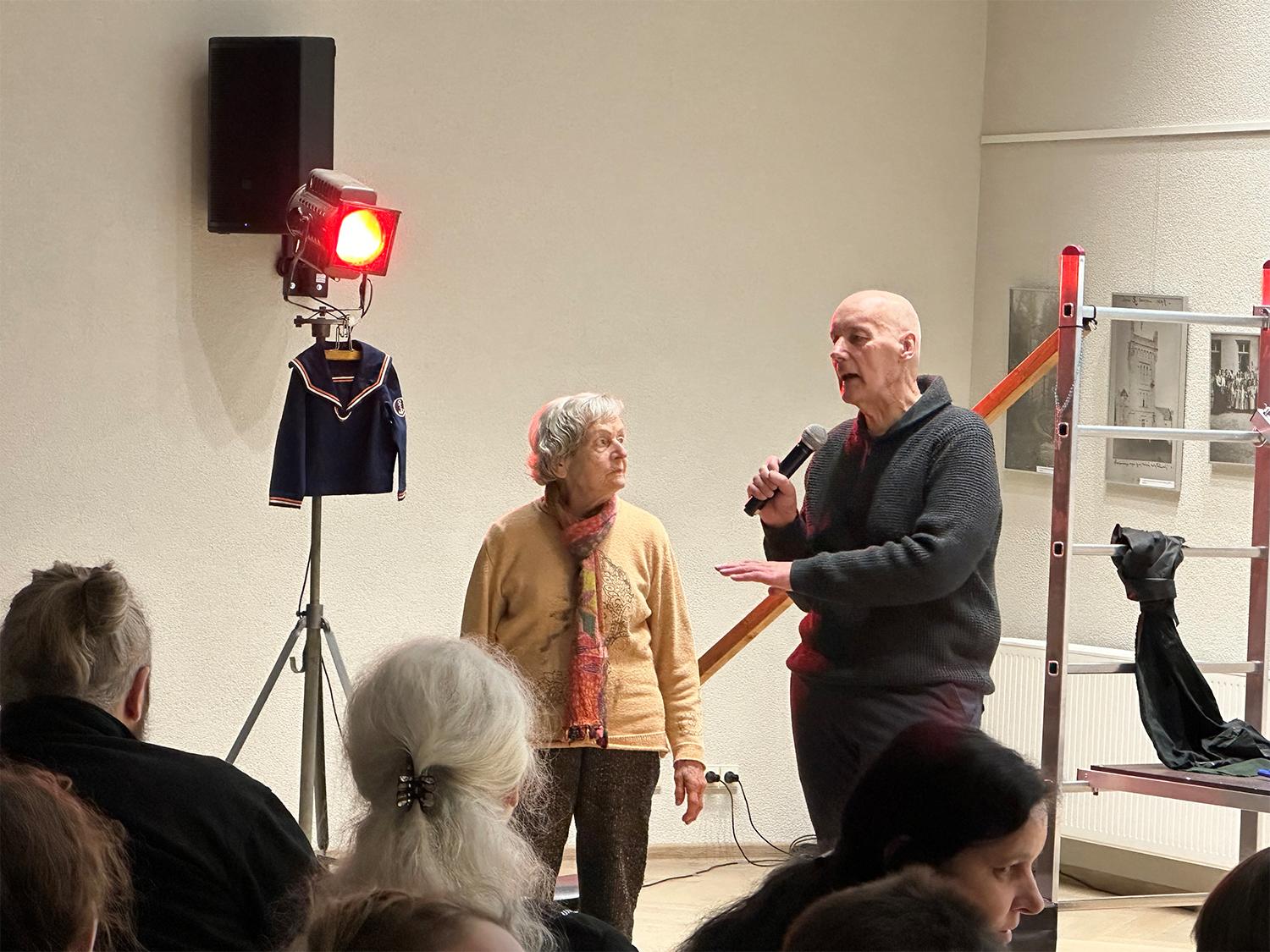 „Eskizai“ kviečia pažinti Vaitkuškį / Autorės nuotr. Renginio metu kalbėjo leidinio redaktorius V. Česnaitis.