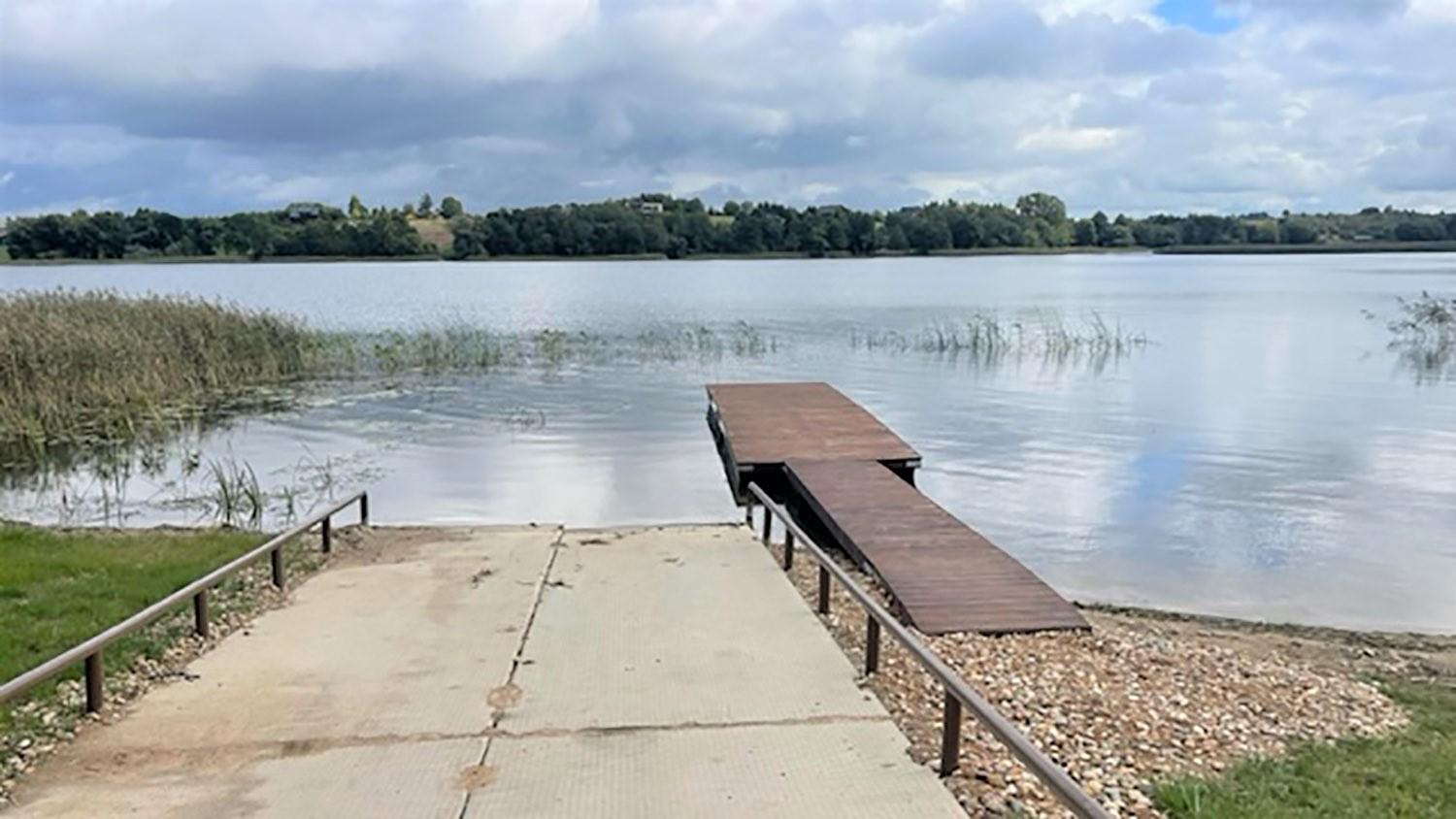 Ežeruose jau įrengtos valčių nuleidimo vietos / Valčių nuleidimo vieta.