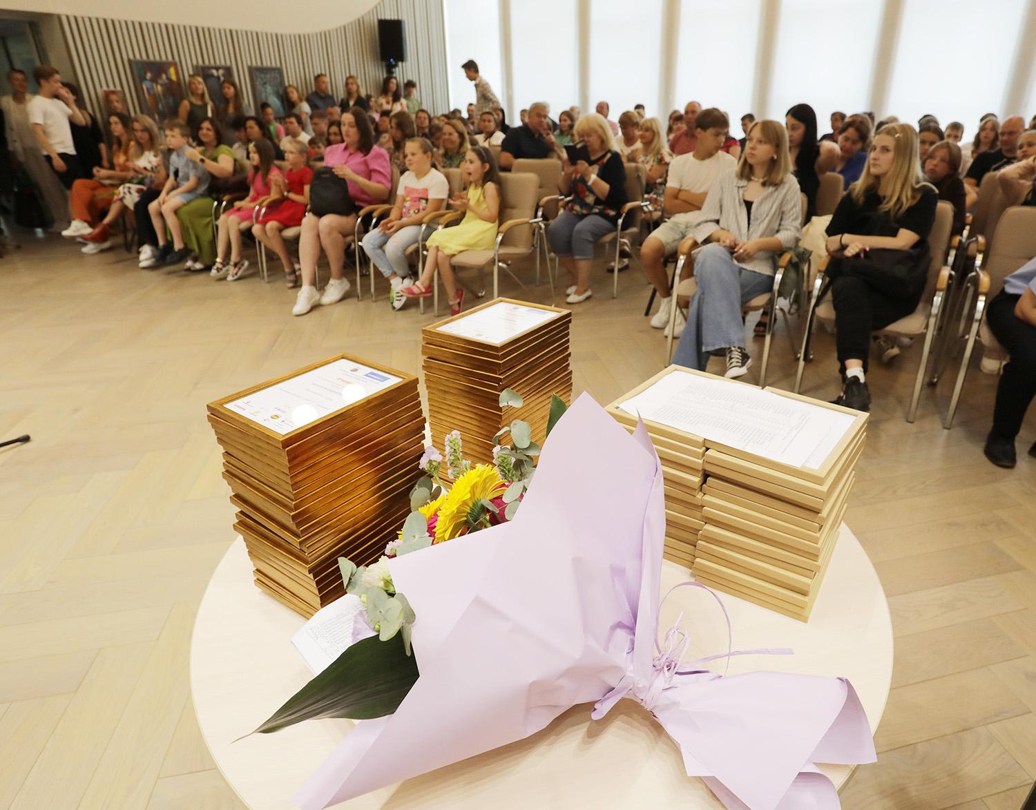 Gabiausiems išdalinti piniginiai prizai / Dainiaus Vyto nuotr. Rajono gabiausieji už nuopelnus pagerbiami jau 17-us metus.