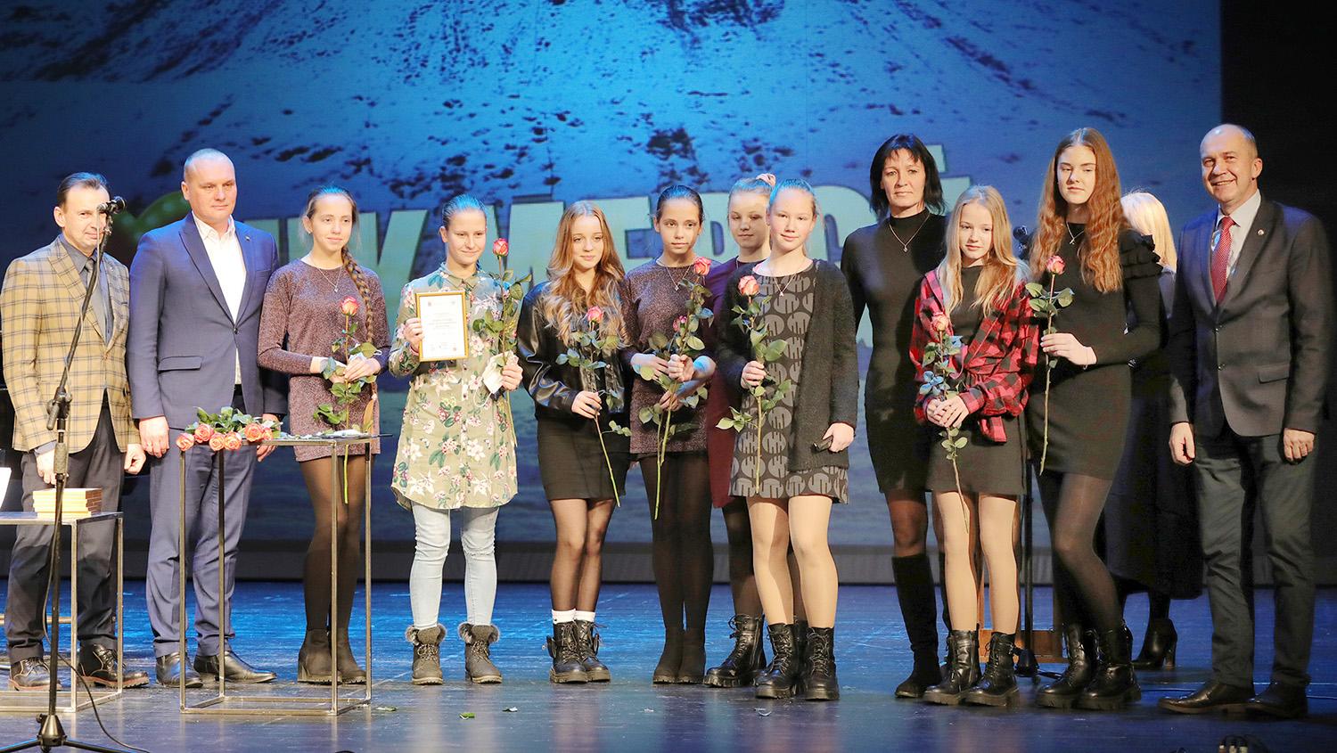 Gabiausiems išdalytos piniginės premijos / Rajono vadovai moksleivius apdovanojo piniginiais prizais