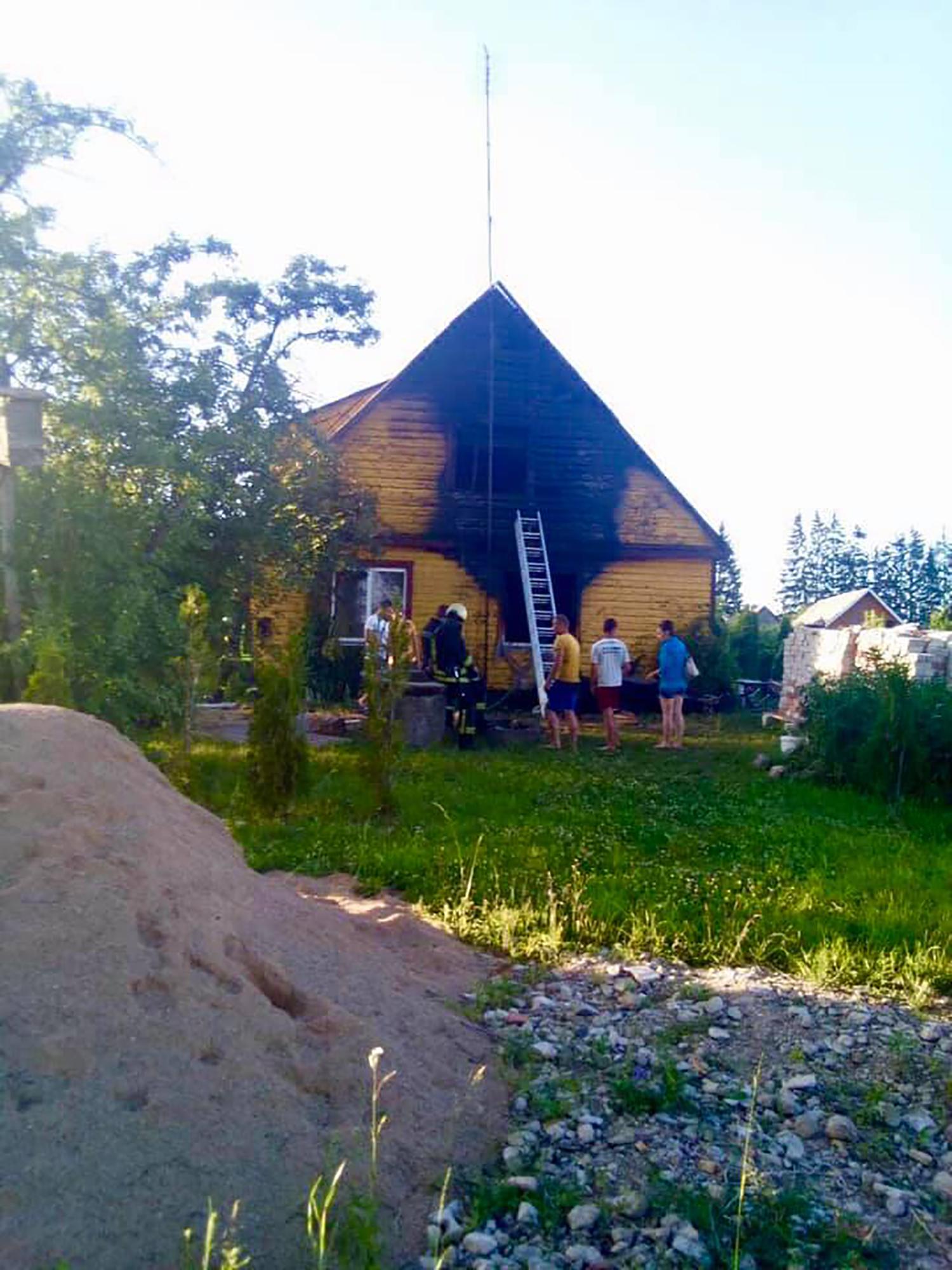 Gaisras kilo name / Name išdegė gyvenamasis kambarys ir apdegė namo perdengimas. Ukmergės PGT nuotr.