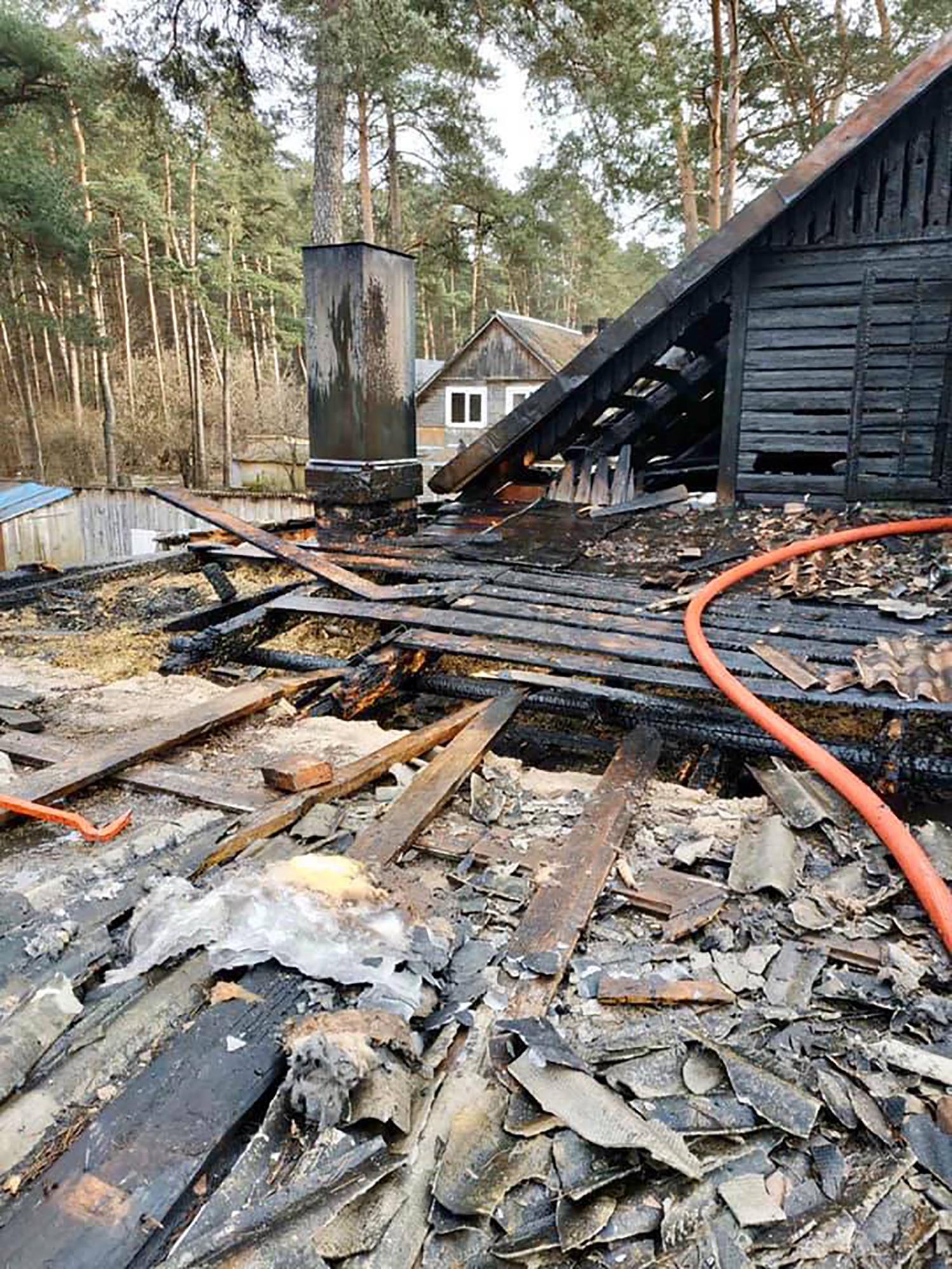 Gaisras paliko be pastogės / Ukmergės PGT nuotr. Ugnis smarkiai apgadino gyvenamąjį namą.