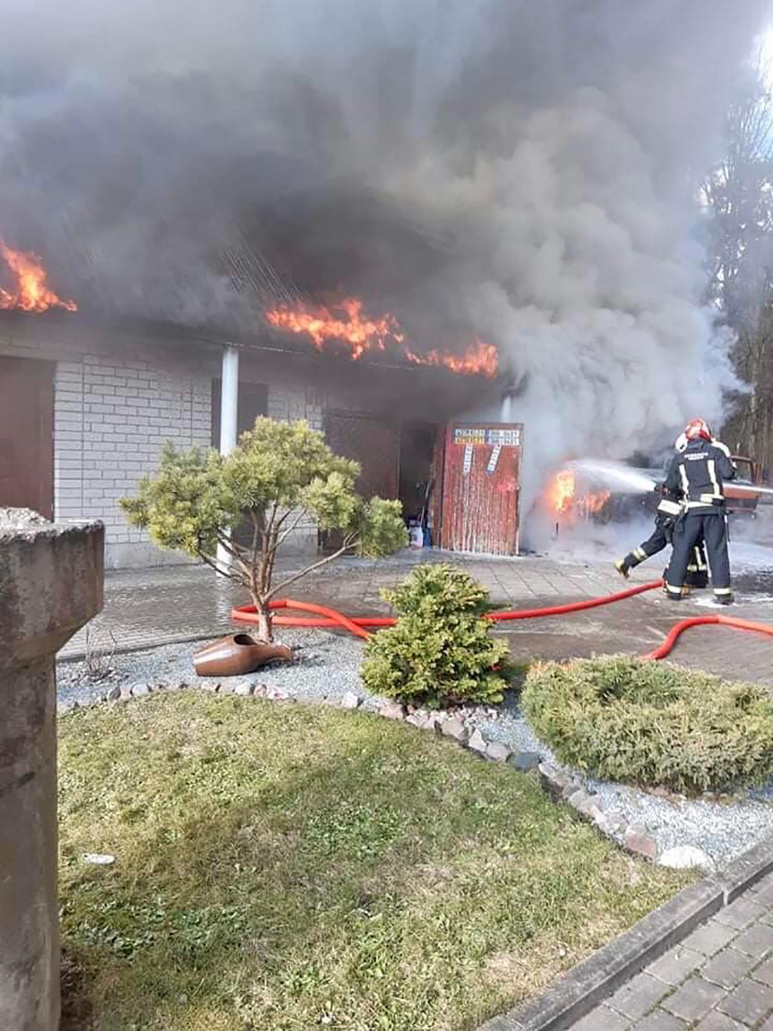 Gaisre smarkiai apdegė žmogus / Degė Šilo gatvėje esantis ūkinis pastatas.  Ukmergės PGT nuotr.