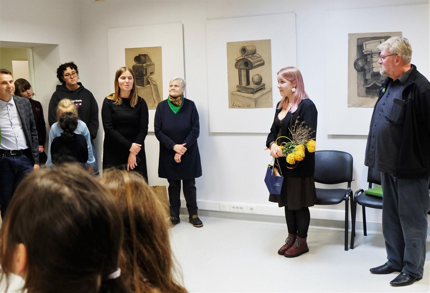 Galerijoje – moksleivės paroda / Jolitos Šlepetienės nuotr. Į Agotos Darulytės kūrybos parodą susirinko jos šeimos nariai