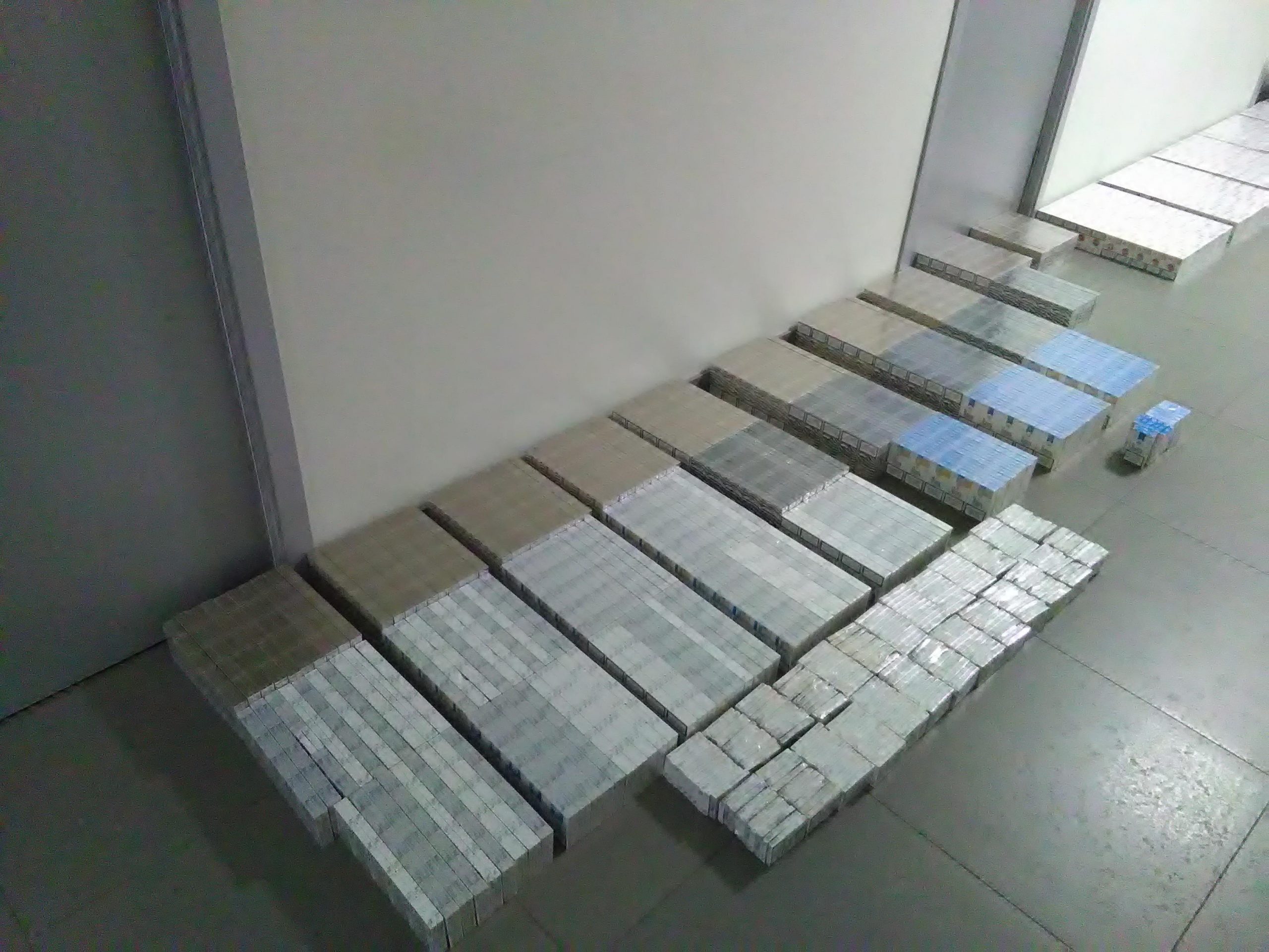 Garaže – tūkstančiai pakelių kontrabandinių cigarečių / Kontrabandinės cigaretės