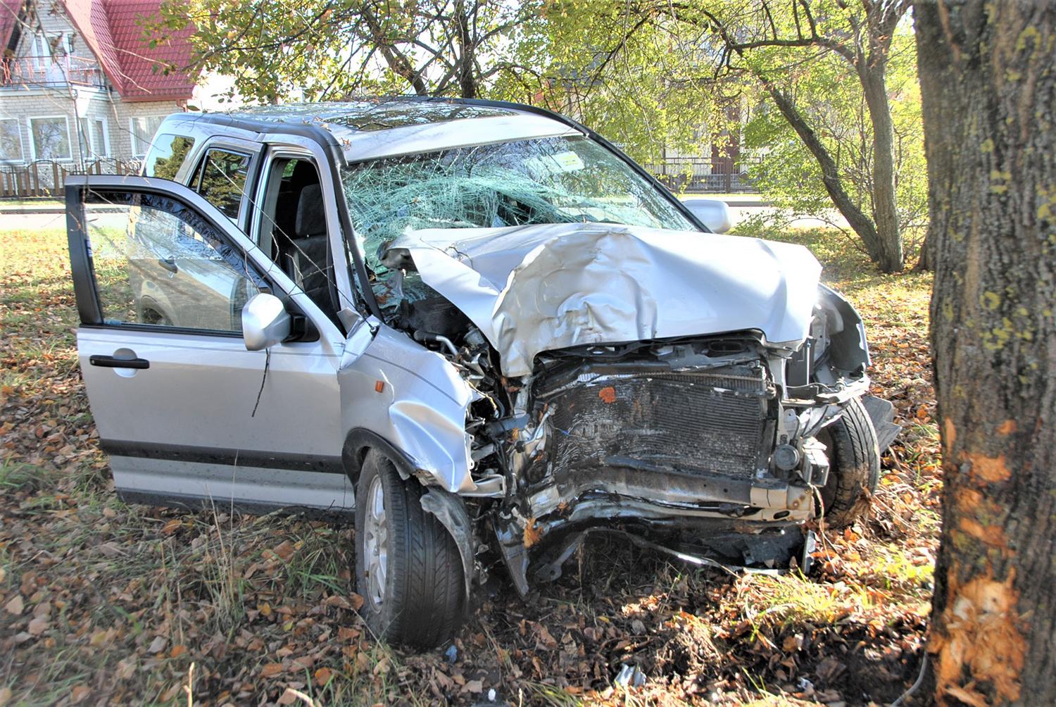 Garbių ukmergiškių šeimoje – skaudi netektis / Gedimino Nemunaičio nuotr. Avariją patyręs „Honda C-RV“ visureigis.
