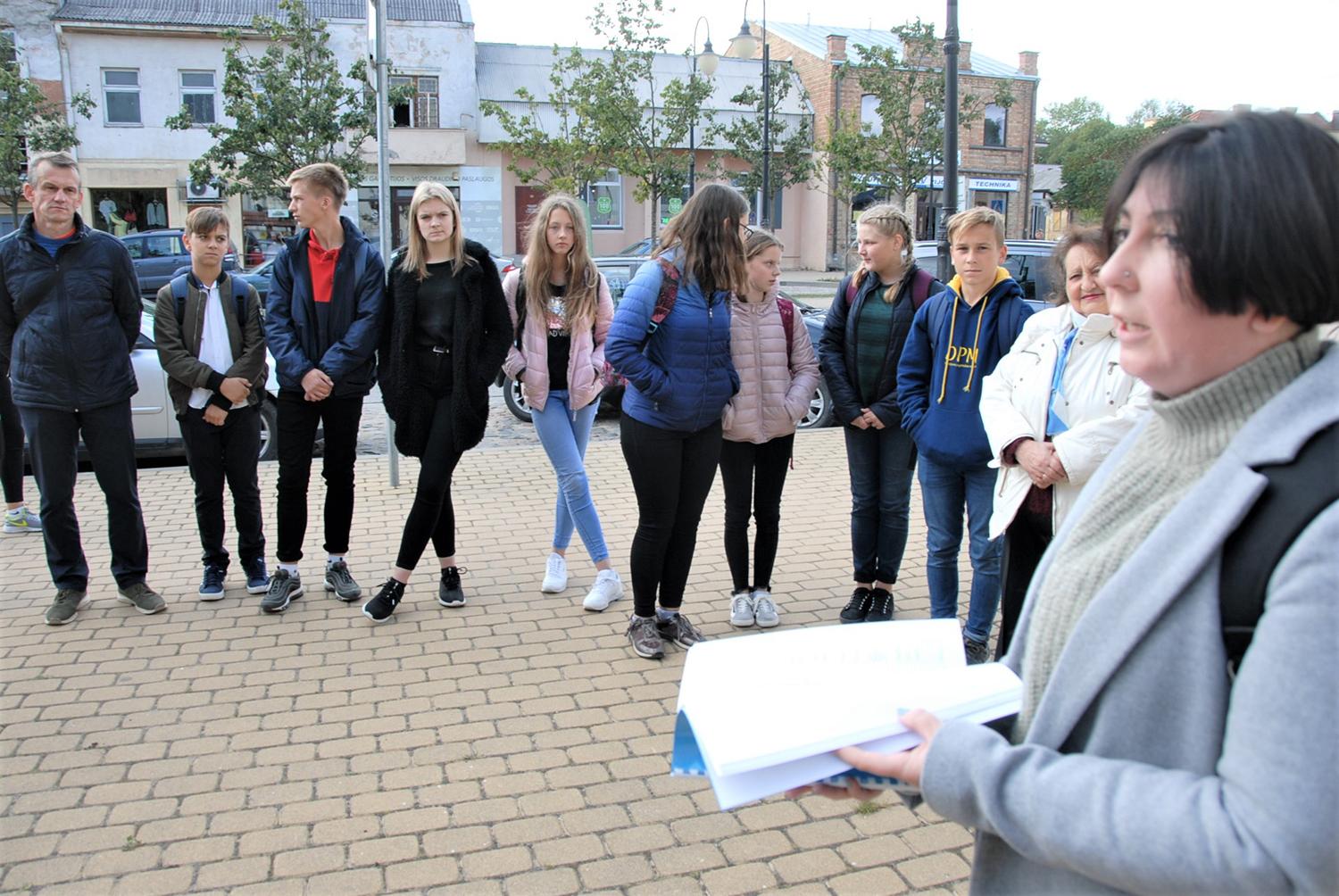 Garsiai ištarti Holokausto aukų vardai / Šiemet Holokausto aukų vardai garsiai skaityti prie Ukmergės sporto centro. Gedimino Nemunaičio nuotr.