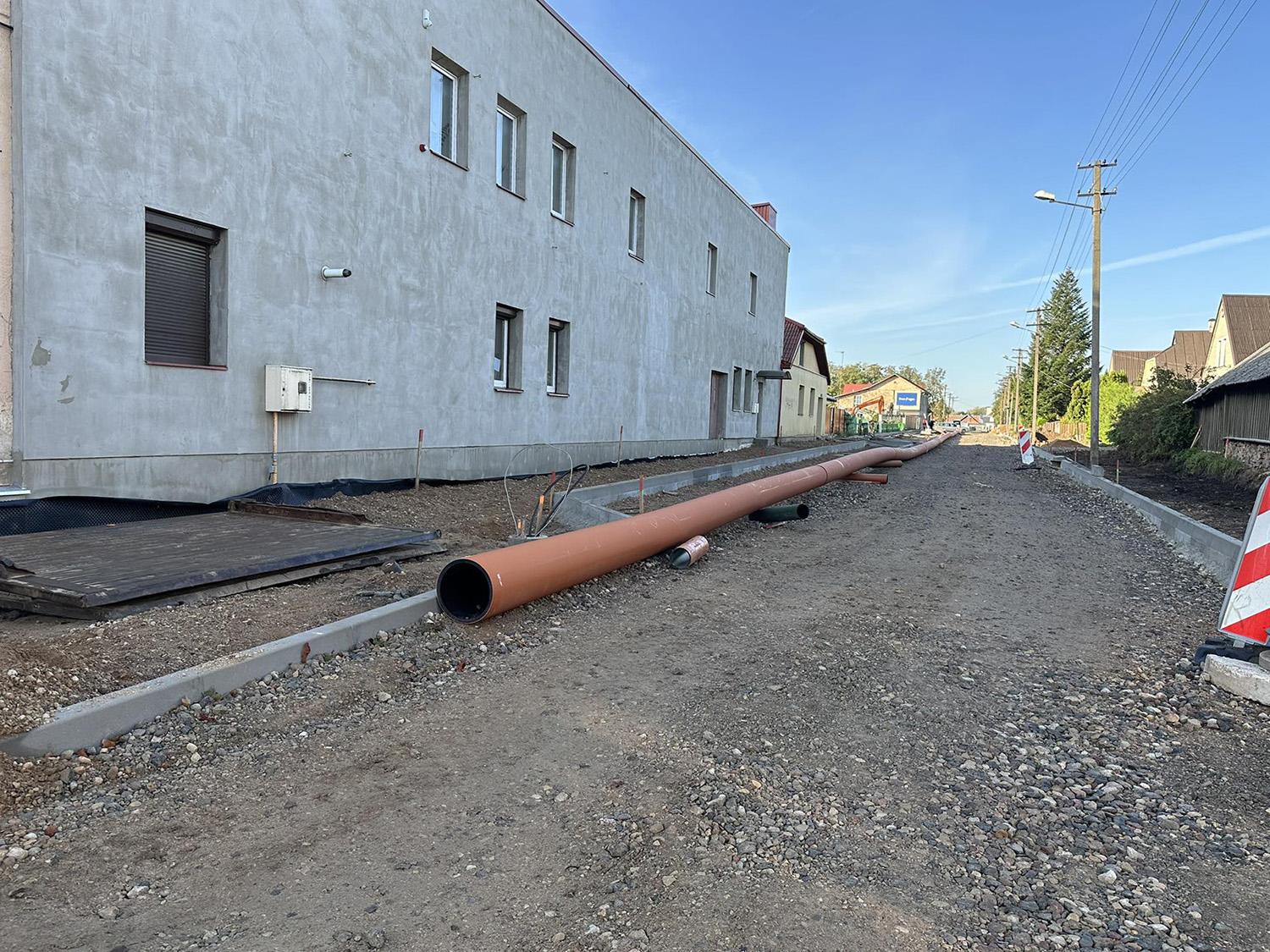 Gatvėje – nuotekų tinklų sujungimo darbai / Šis vamzdis  atsidurė po žeme – jis skirtas lietaus nuotekoms.