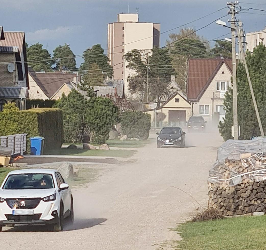 Gatves purkš prieš miesto šventę / Gyventojai skundžiasi nuo gatvių kylančiomis dulkėmis.