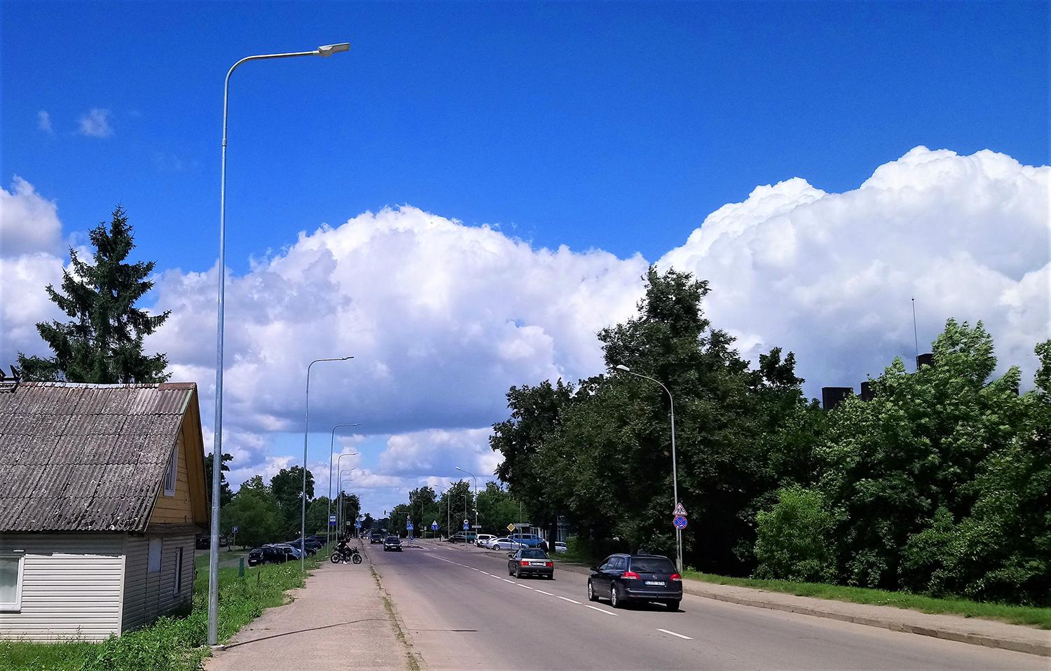Gatvių šviestuvus keičia naujais / Gedimino Nemunaičio nuotr. Vilniaus gatvėje – naujas apšvietimas.