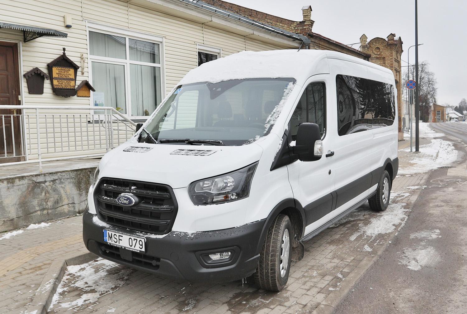 Gautas naujas neįgaliesiems vežti pritaikytas mikroautobusas / Dainiaus Vyto nuotr. Prie Ukmergės krašto neįgaliųjų sąjungos durų – naujas „Ford Transit“.