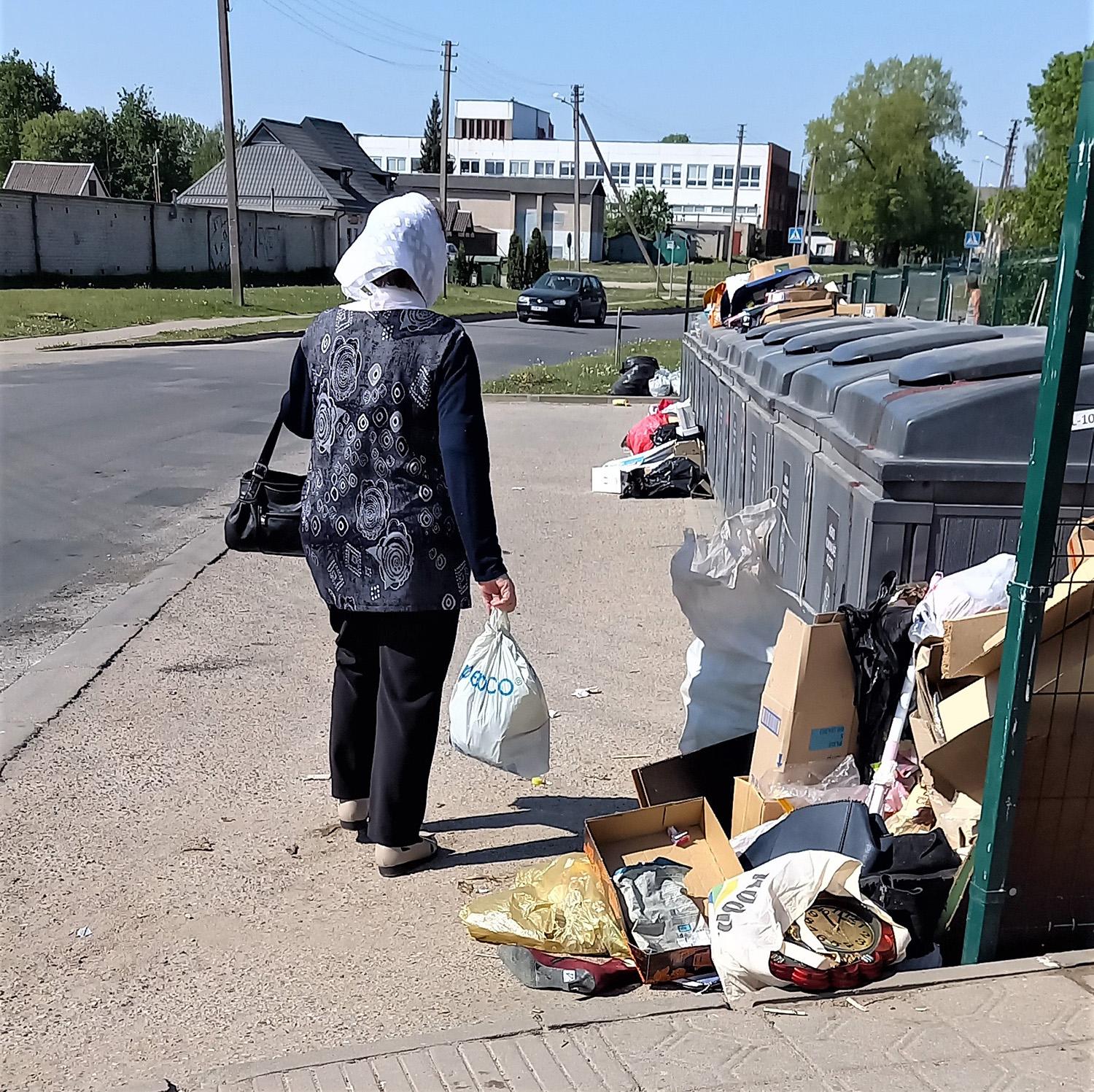Gėda dėl ilgai neišvežamų šiukšlių / Žmonės neturėtų palikti atliekų šalia konteinerių.