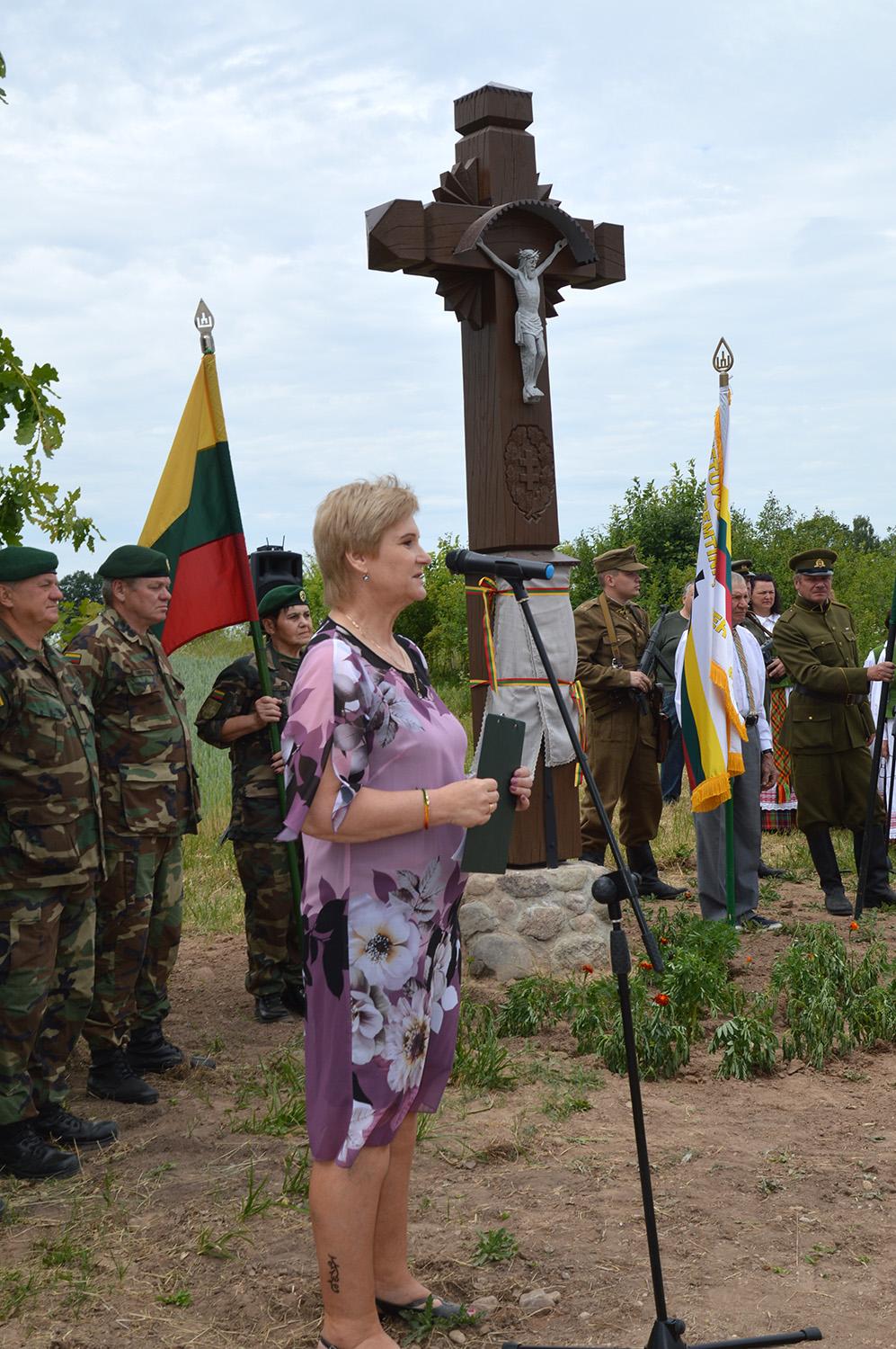 Gedulą ir viltį saugos naujas kryžius / Arvydo Pėšinos nuotr. Prie  kryžiaus mūsų tautos tragiškus įvykius priminė Aldona Kalesnikienė.