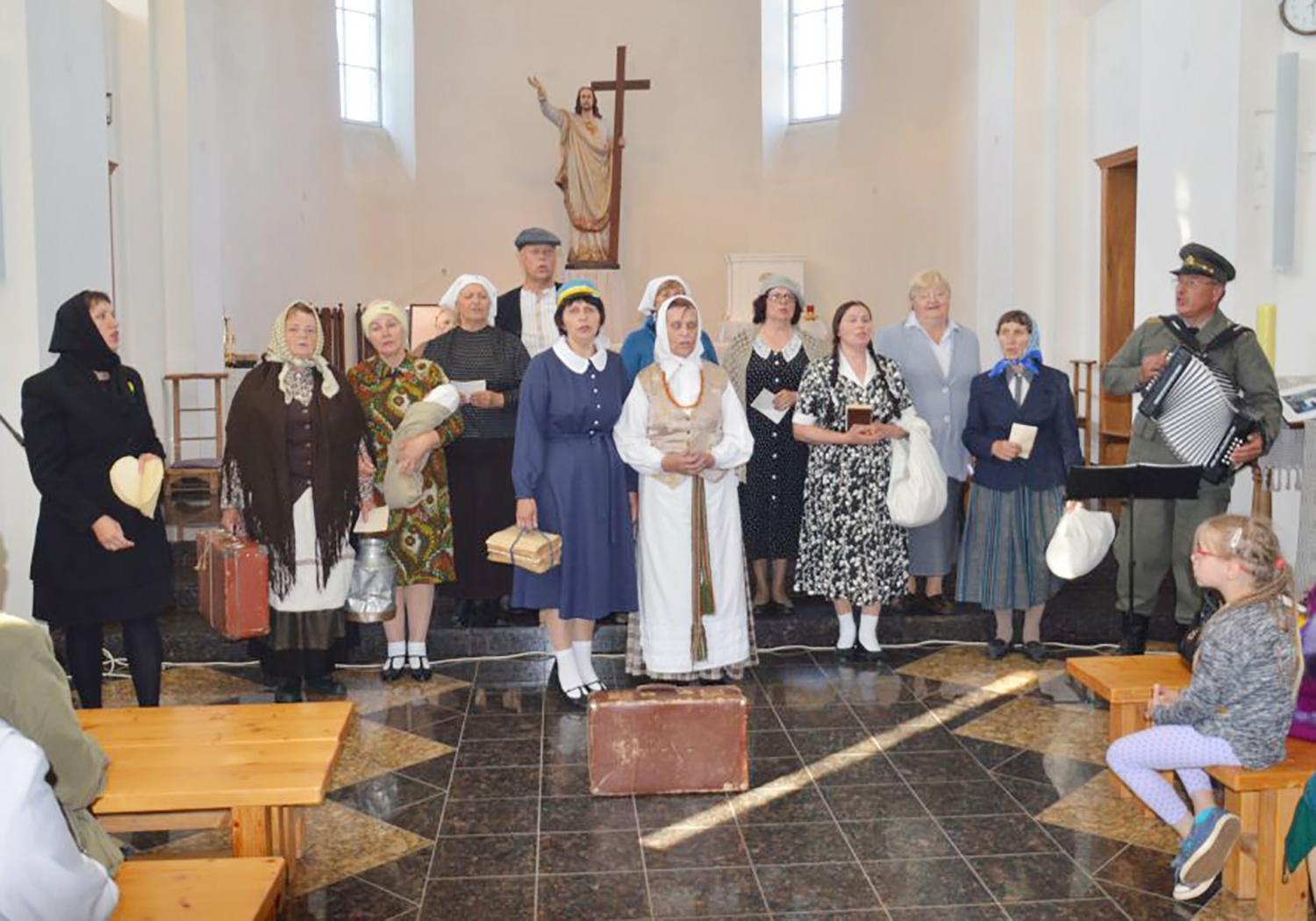 Gedulo ir vilties dieną – apie tremtį ir Viltį / Literatūrinė kompozicija rodyta bažnyčioje. Autoriaus nuotr.