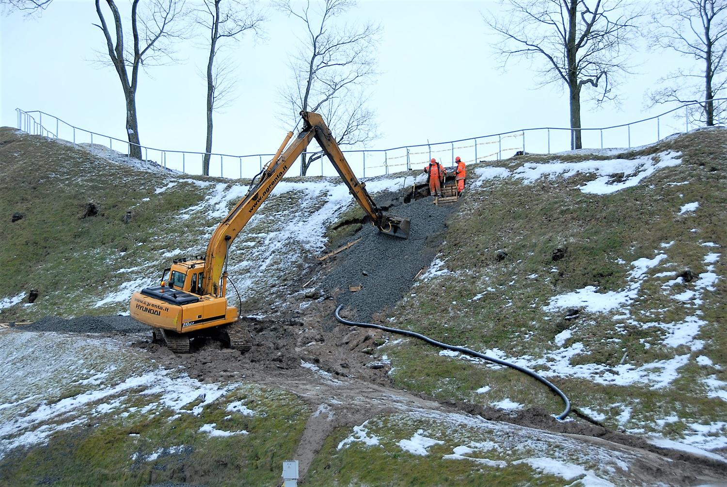 Gelbėja Ukmergės piliakalnį / Ant piliakalnio šlaito burzgia technika. Gedimino Nemunaičio nuotr.