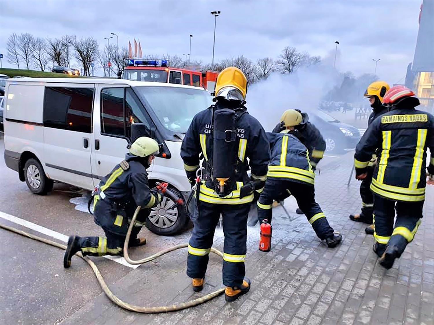 Gelbėtojai vadavo automobilius / Prie „Eifelio“ prekybos centro degė automobilis.Ukmergės PGT nuotr.