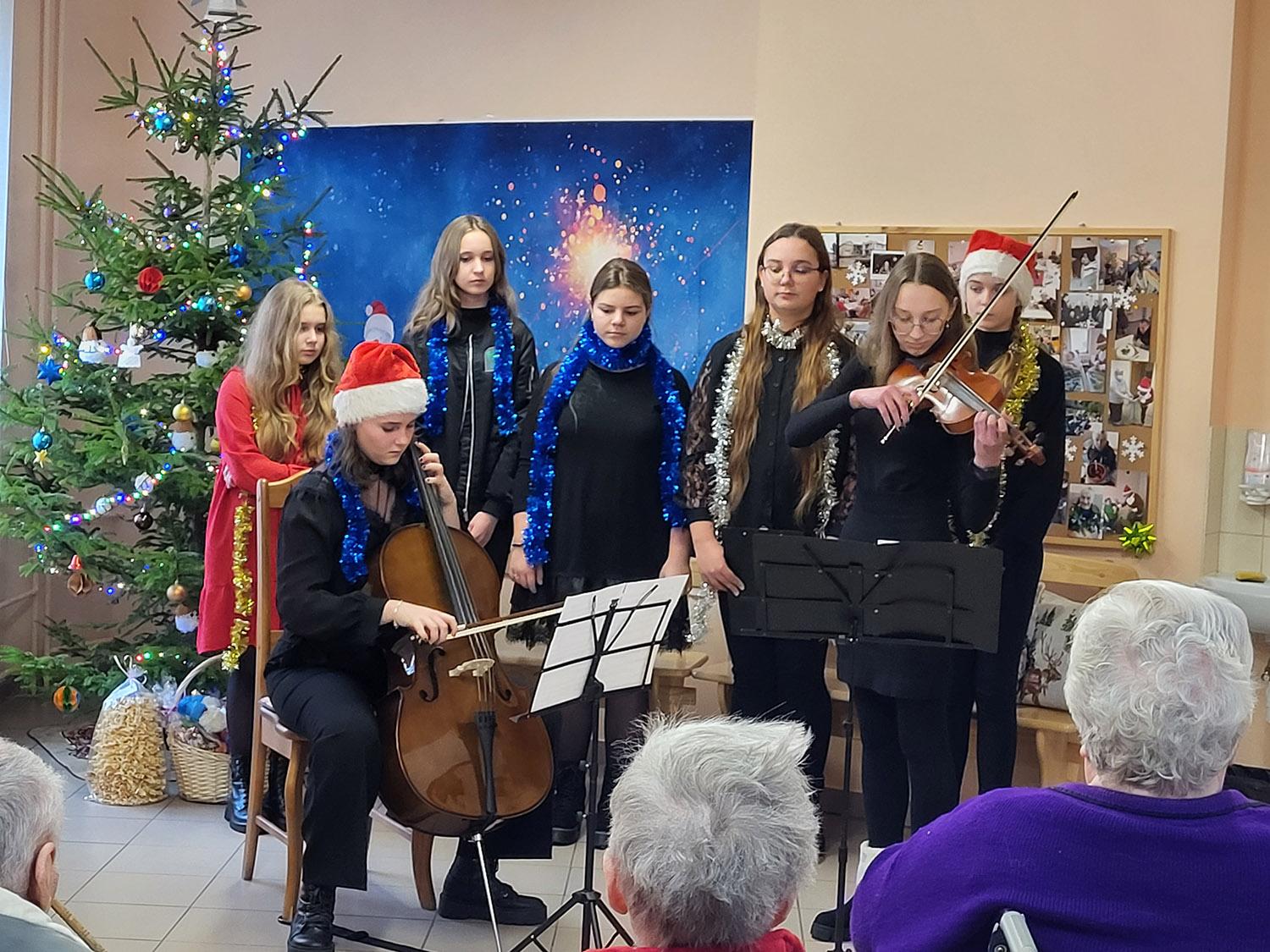 Gera daryti gerus darbus / „Šilo“ progimnazijos bendruomenės nuotr. Koncertas senelių namuose.