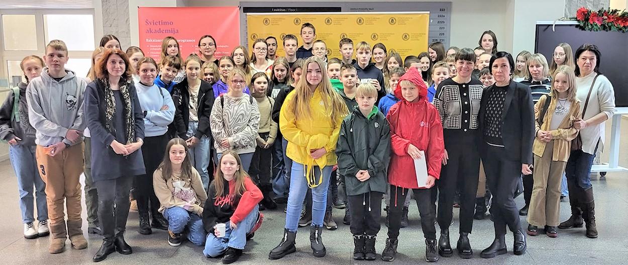 Geriausiai besimokantiems vaikams – paskatinimas / Geriausiai besimokantiems mokiniams surengta ekskursija.