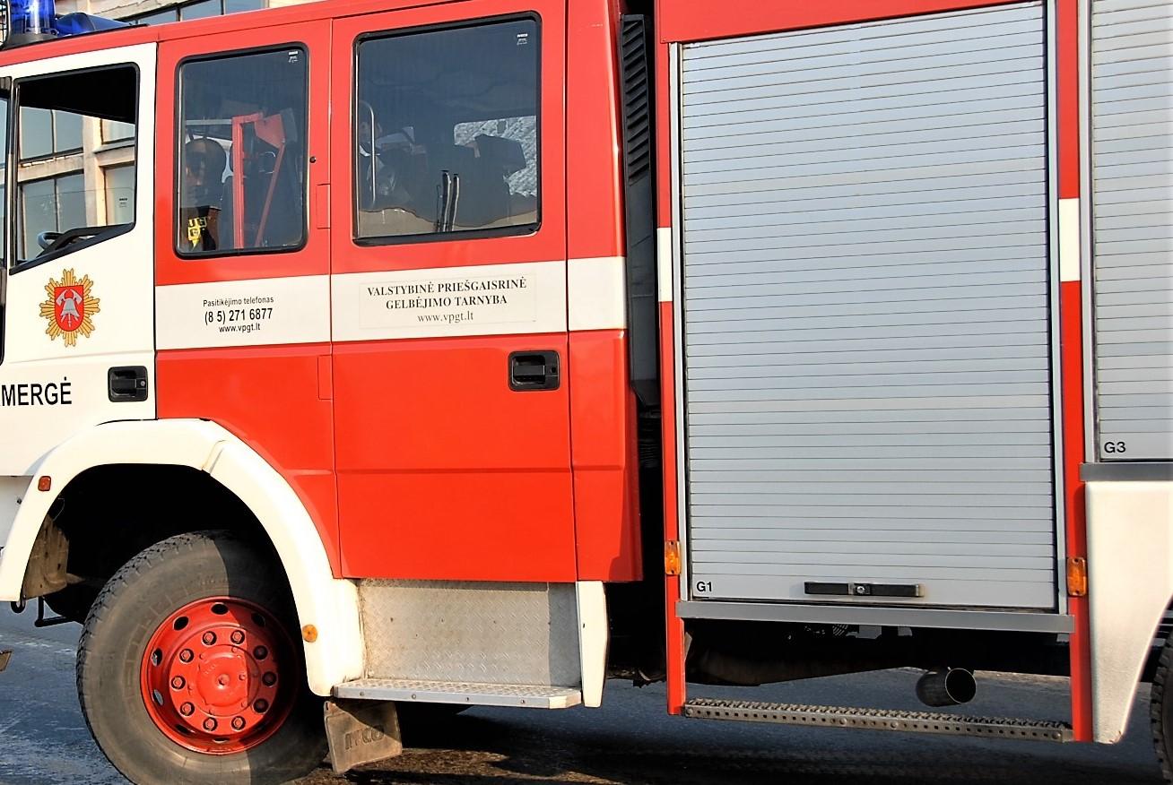 Gesino gaisrą kaimyniniame rajone /