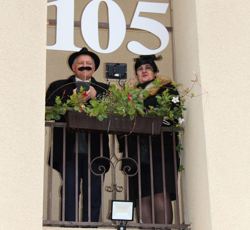 esate jos dalis“ / Antano Smetonos gimnazijos nuotr. Bendruomenę daina sveikino ir mokytojai.