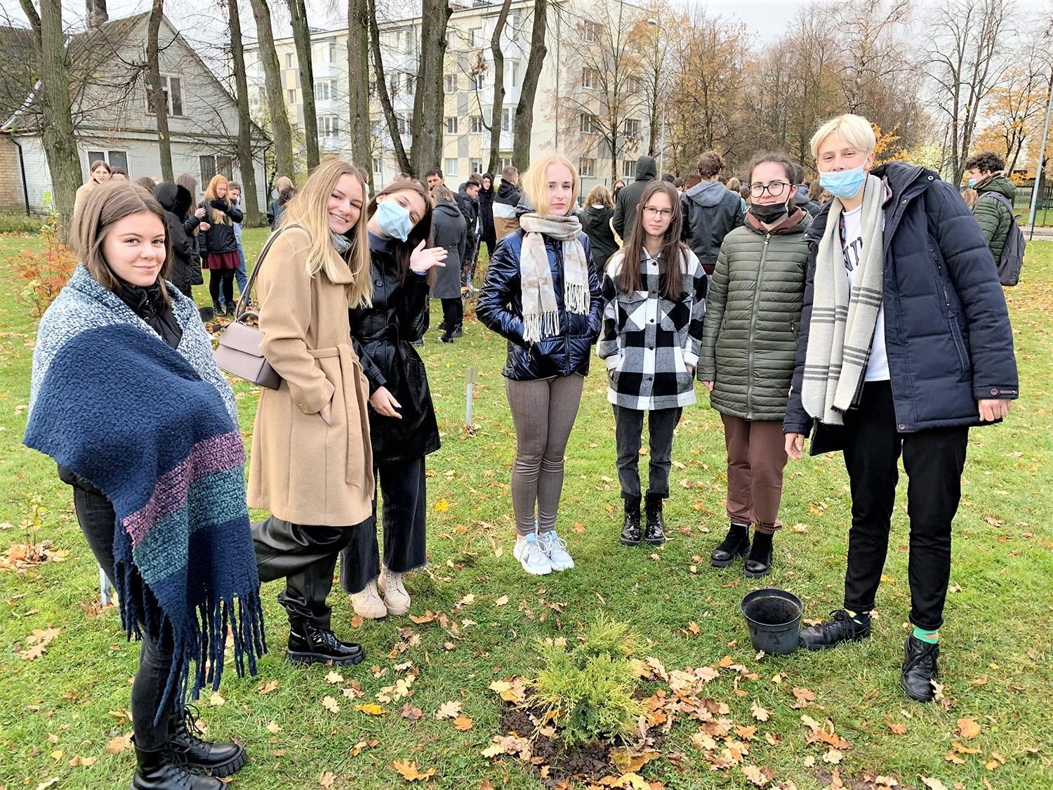 Gimnazija paminėjo gimtadienį / Kiekviena klasė pasodino po medelį.