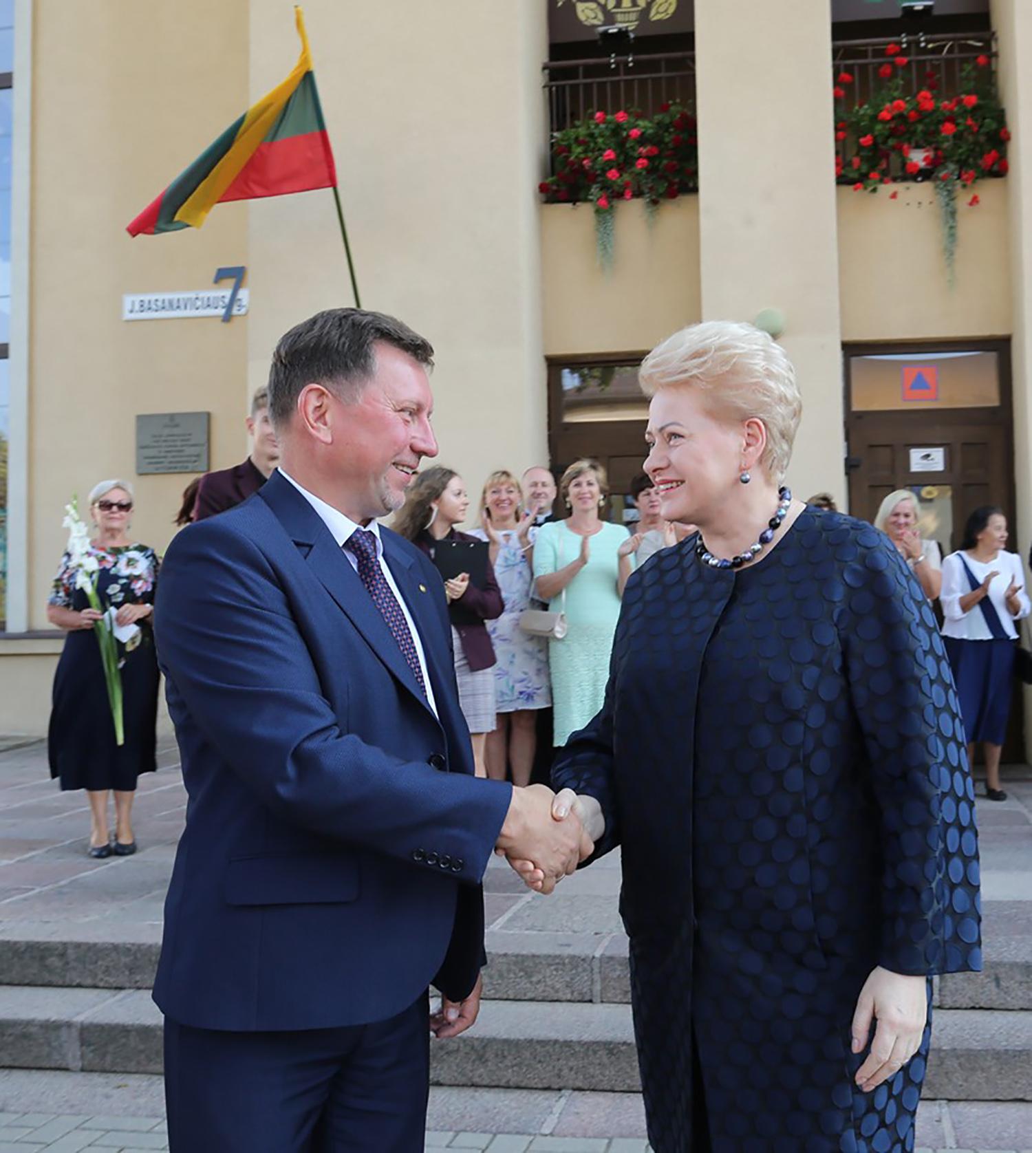 Gimnazija sulaukė ypatingos viešnios / Dainiaus Vyto nuotr. Viešnią pasveikino direktorius Adolfas Girdžiūna.