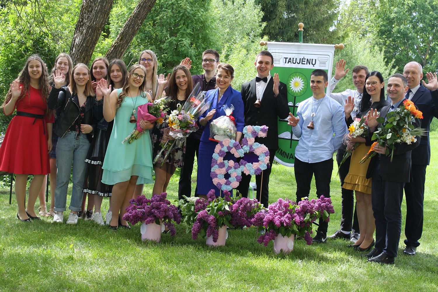 Gimnazijoje – paskutinio skambučio šventė / Abiturientai įamžino savo laidą padovanodami gimnazijos gėlynui išgraviruotą akmenį ir 65 lauko akmenis