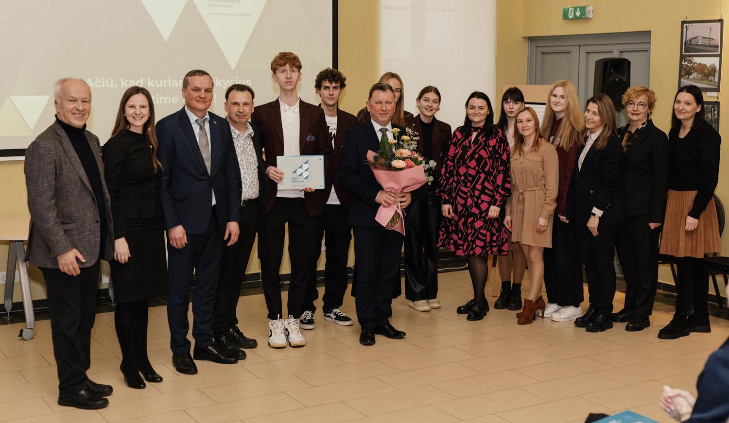 Gimnazijoms įteikė ilgamečio bendradarbiavimo simbolius / Ukmergės Antano Smetonos ir Jono Basanavičiaus gimnazijų komandos.