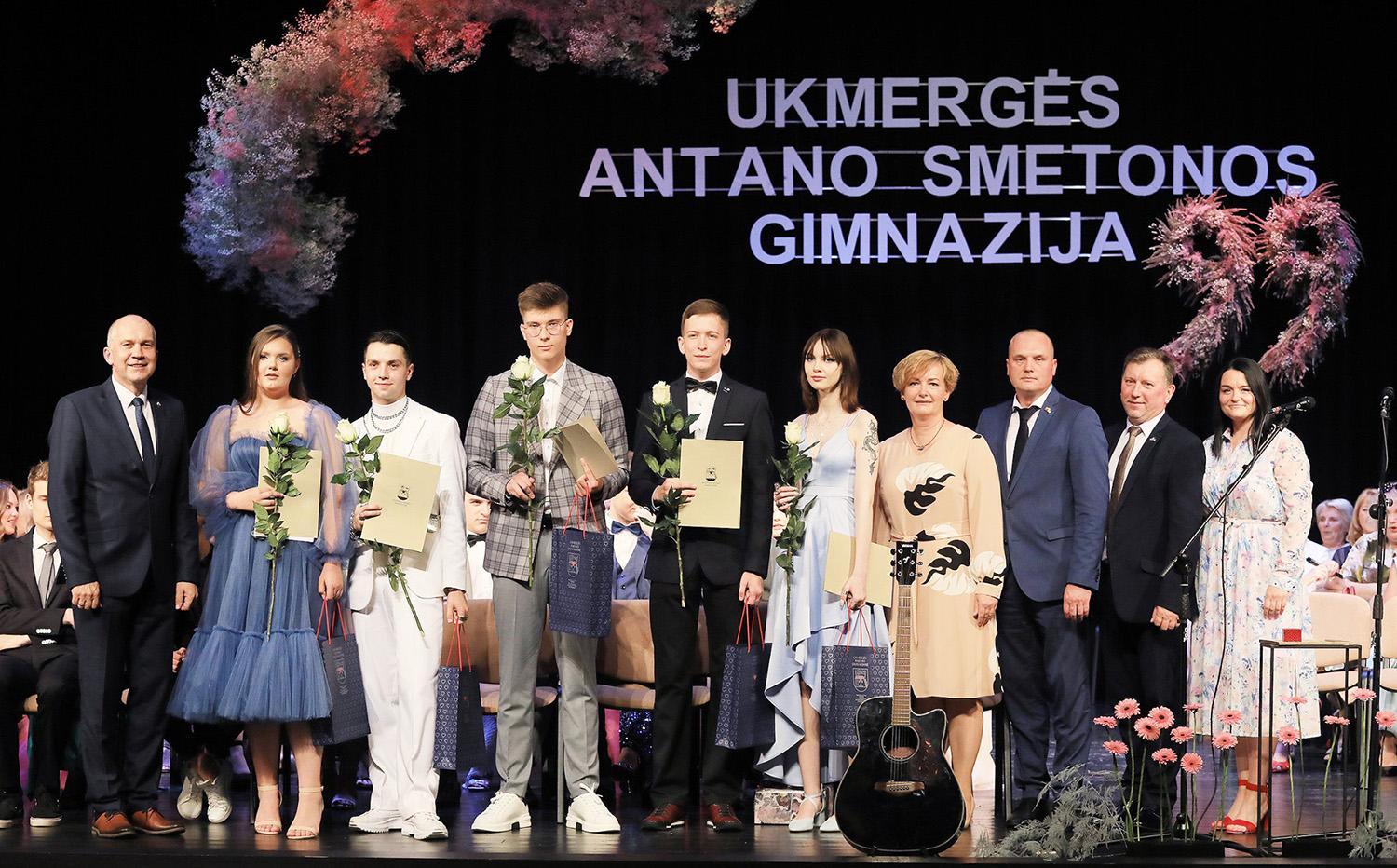 Gimnazistams iškilmingai įteikti brandos atestatai / Dainiaus Vyto nuotr. Brandos atestatų įteikimo šventėje.