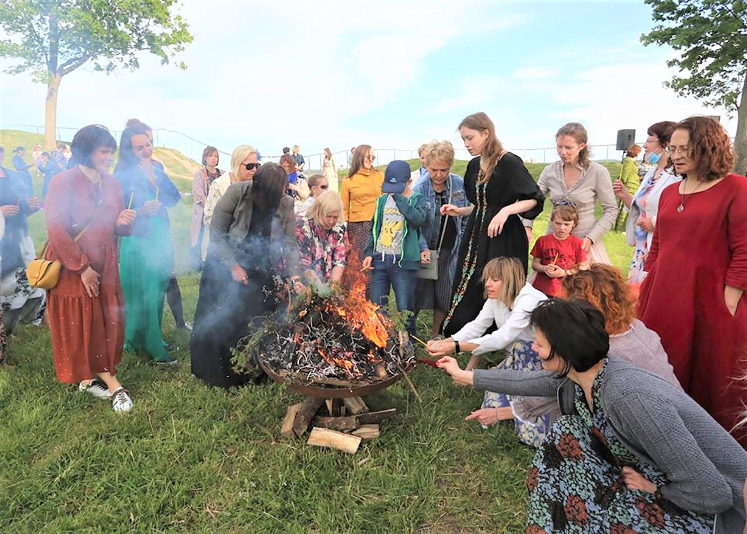 Gongais pasveikino vasarą / Moterys kadagių dūmais smilkė erdvę