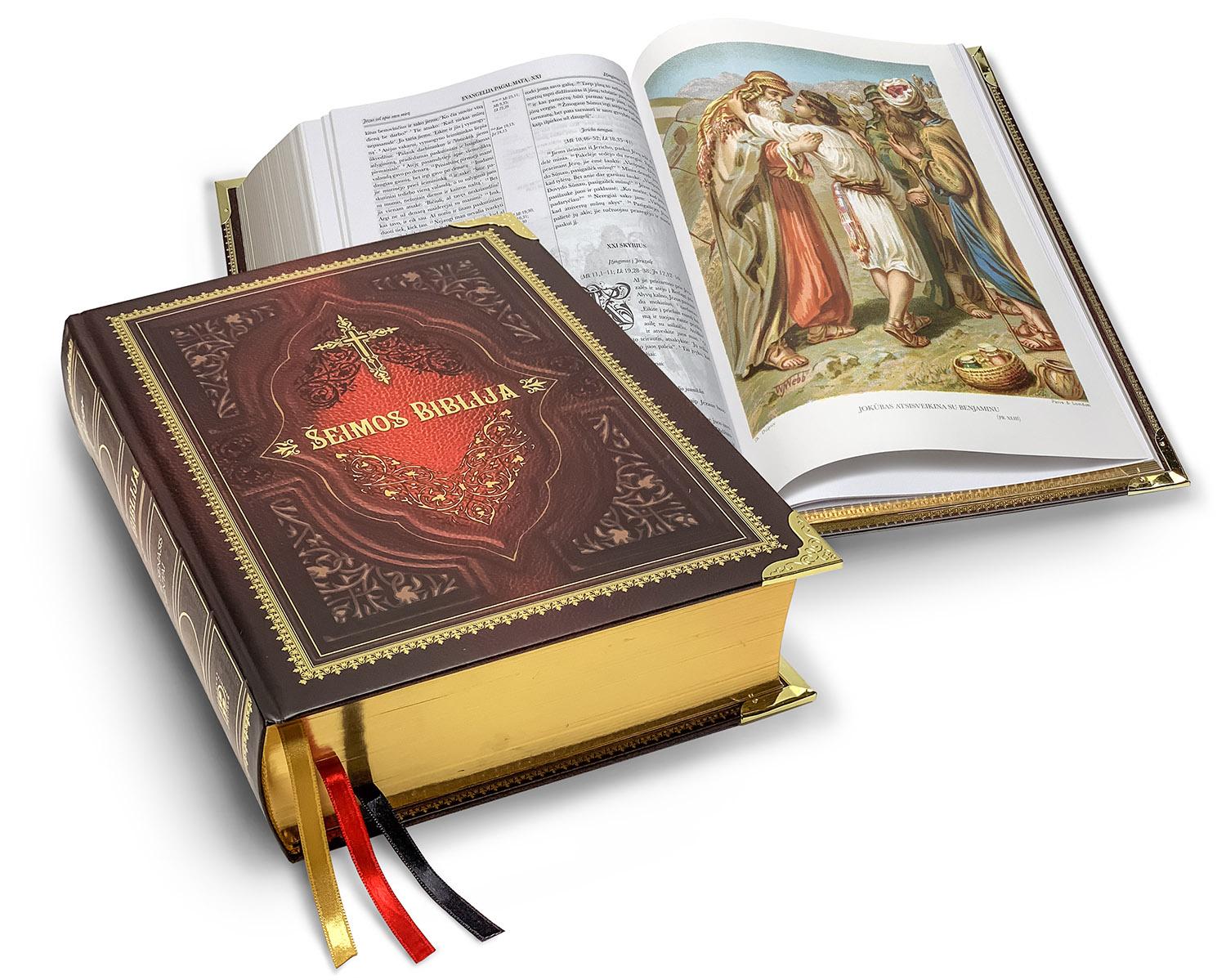 Gražiausia pasaulyje iliustruota ŠEIMOS BIBLIJA taps Jūsų atminimu ir giminės metraščiu / Leidyklos „Obuolys“ knygų projektų vadovė Daiva Latinienė ir knygos dizaineris Andrius Morkeliūnas.