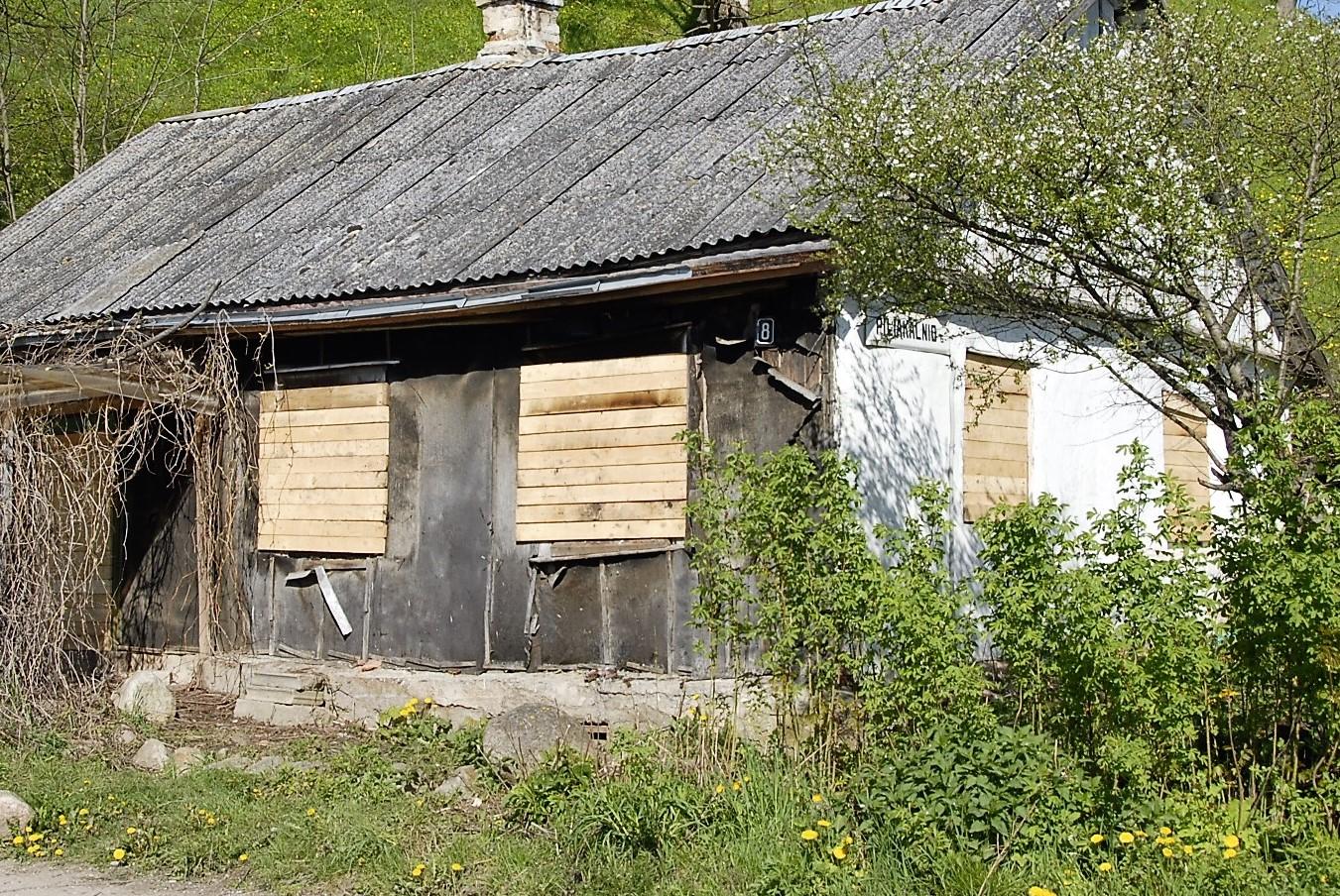 Griaus namelį ir garažus /