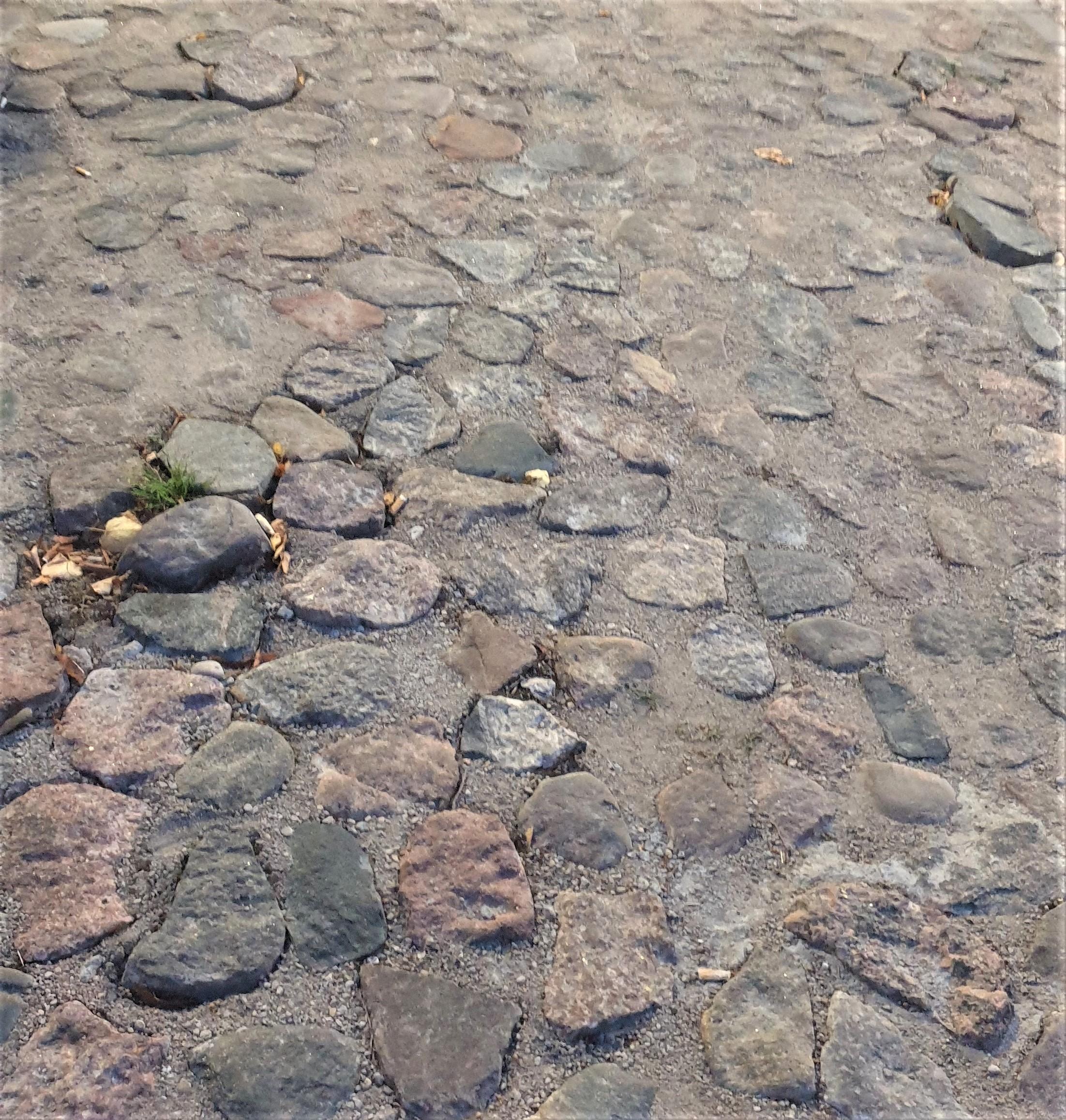 Grindinio akmenys neatlaikė / Iššokę akmenys kalba apie atliktų darbų kokybę.